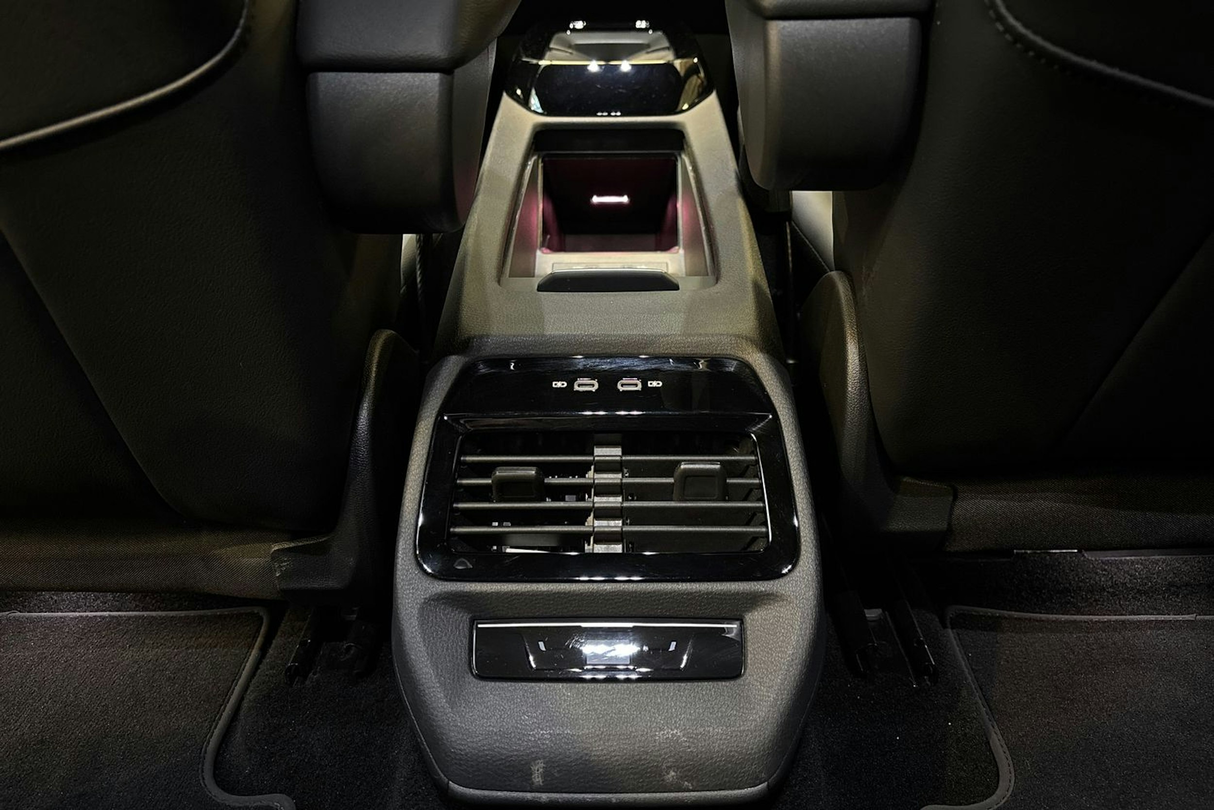 punainen Volkswagen ID.4 2025 kuva 13.