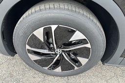 musta Volkswagen ID.4 2025 kuva 9.
