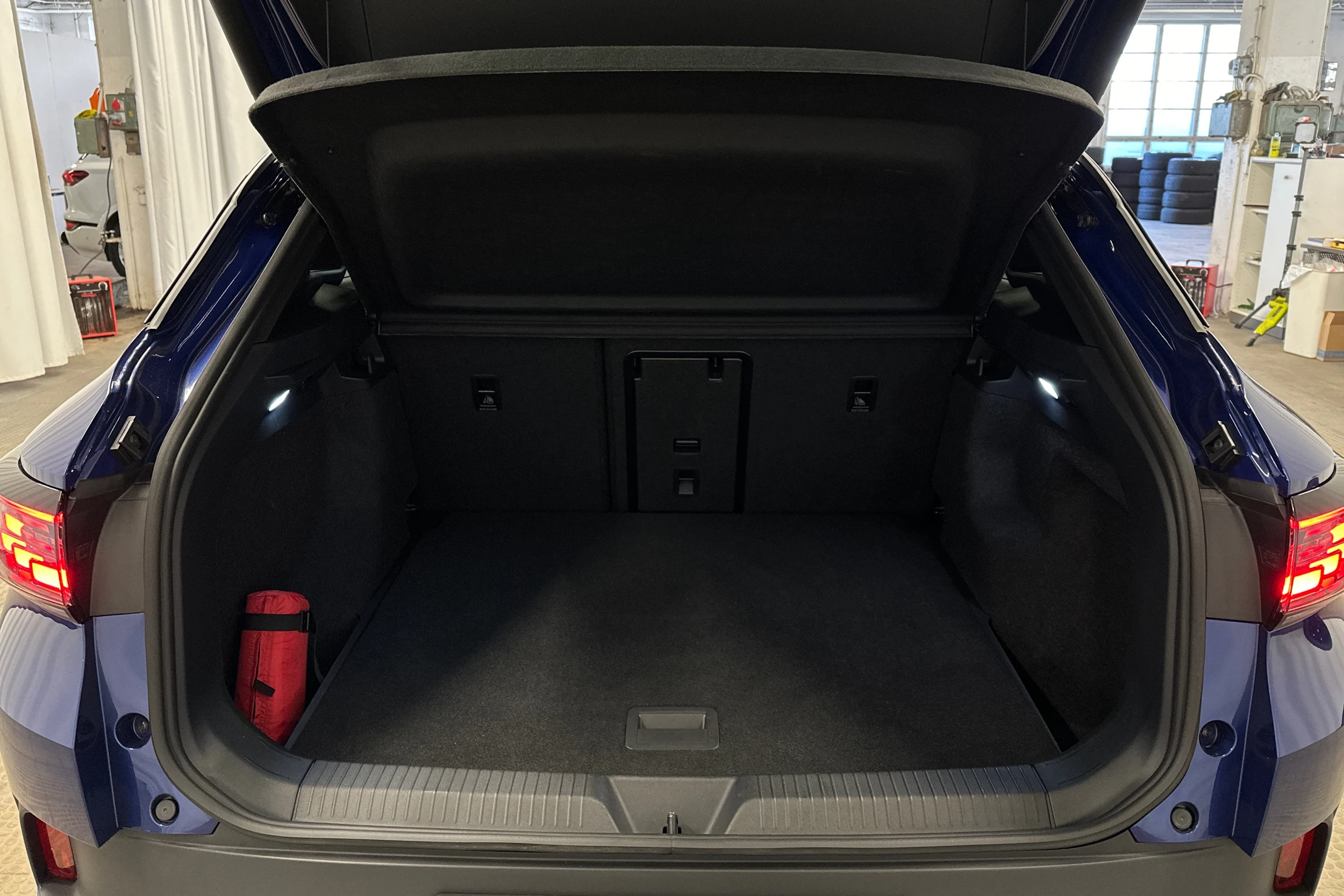 sininen Volkswagen ID.4 2025 kuva 11.