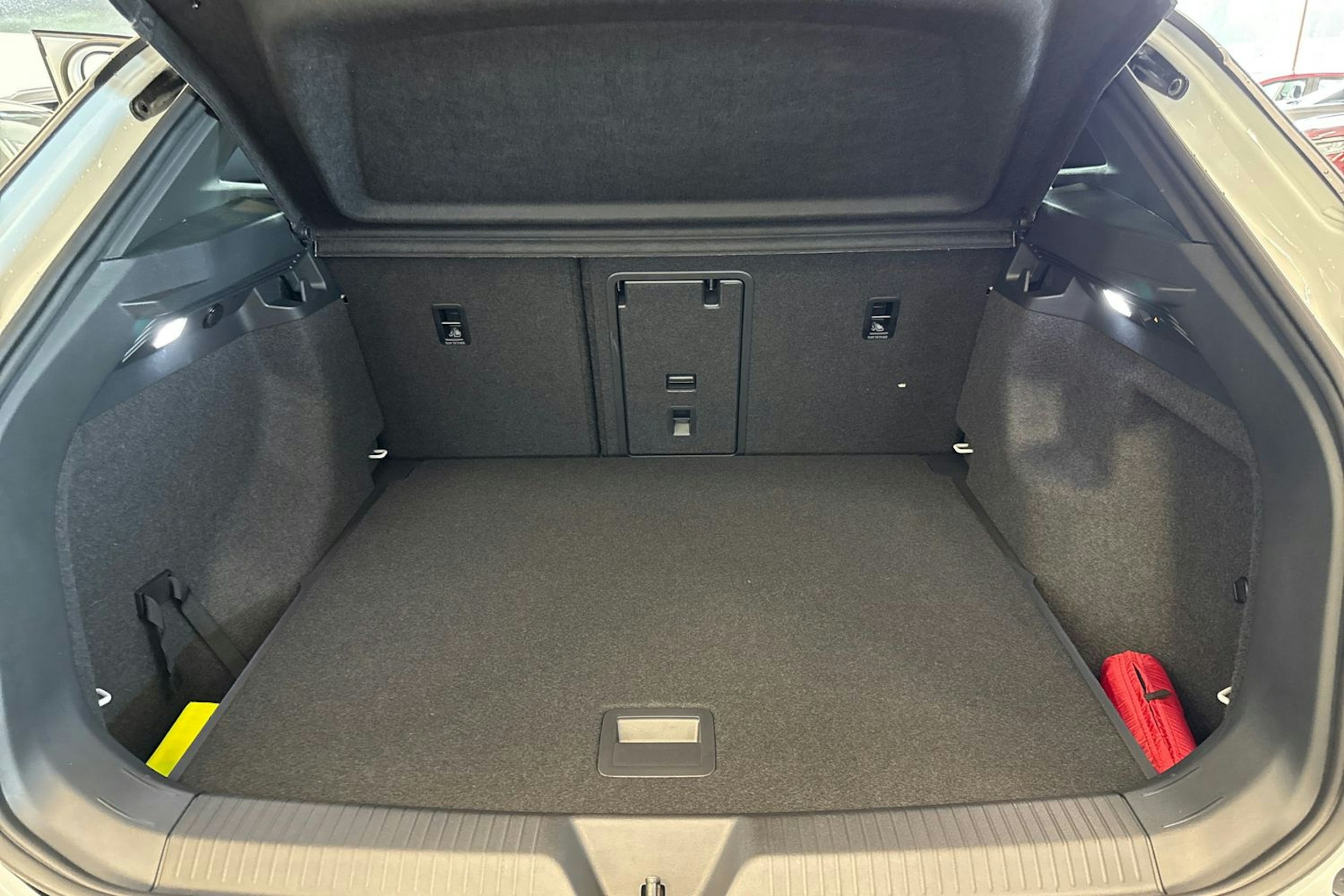 valkoinen Volkswagen ID.4 2025 kuva 17.