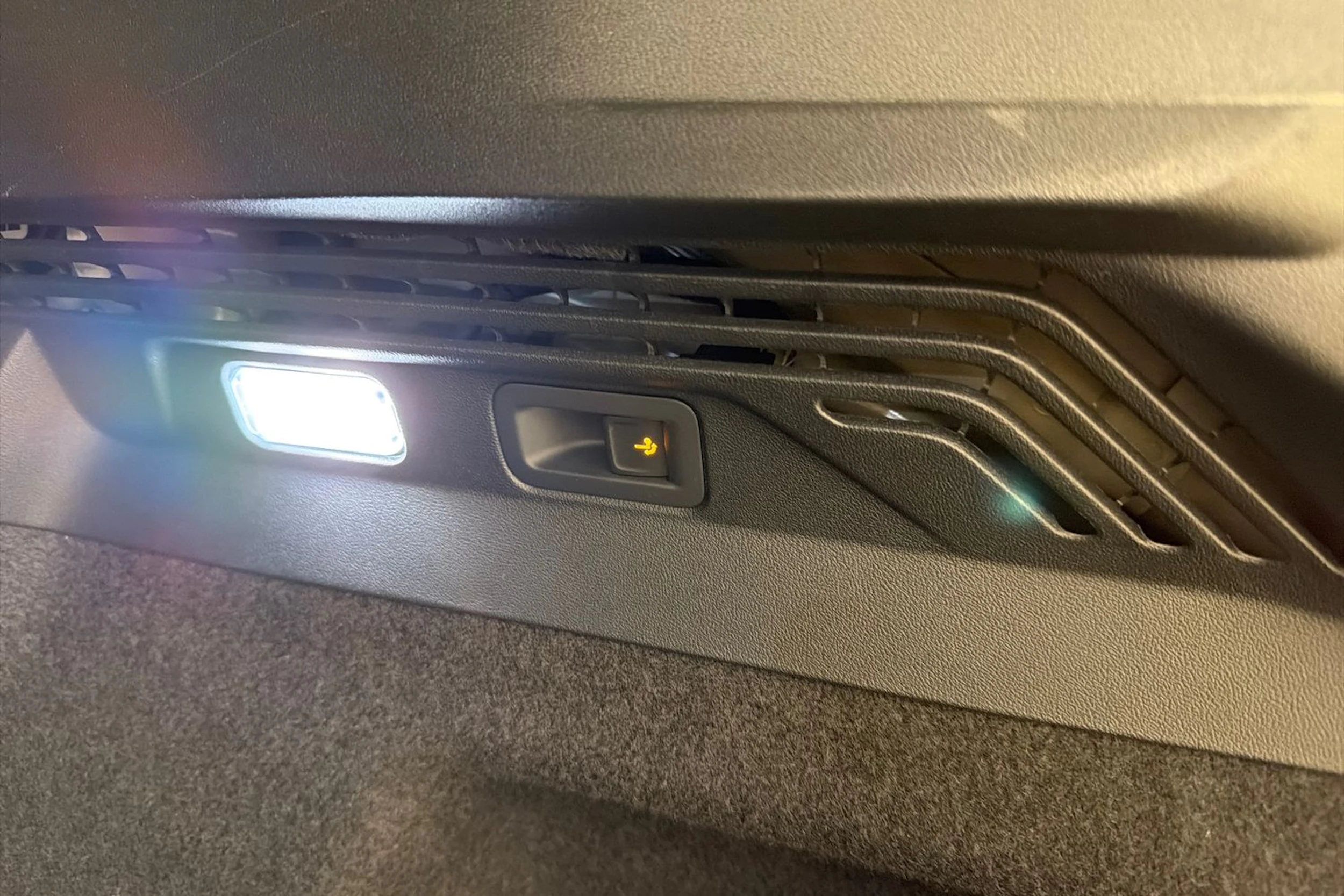 Valkoinen Volkswagen ID.4 2025 kuva 40.