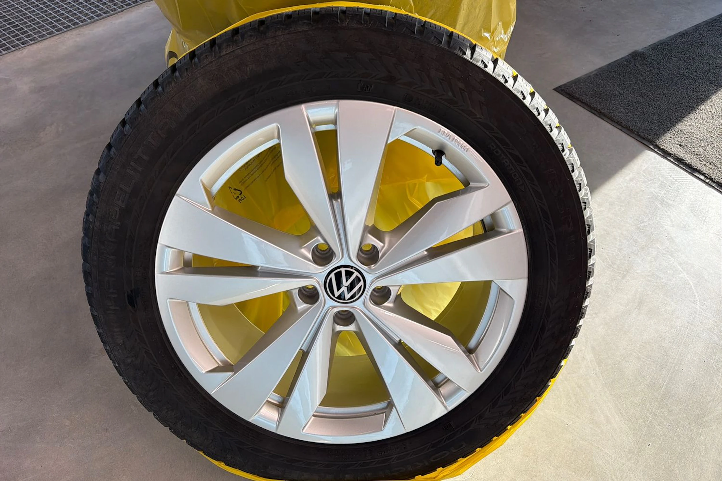 Valkoinen Volkswagen ID.4 2025 kuva 42.