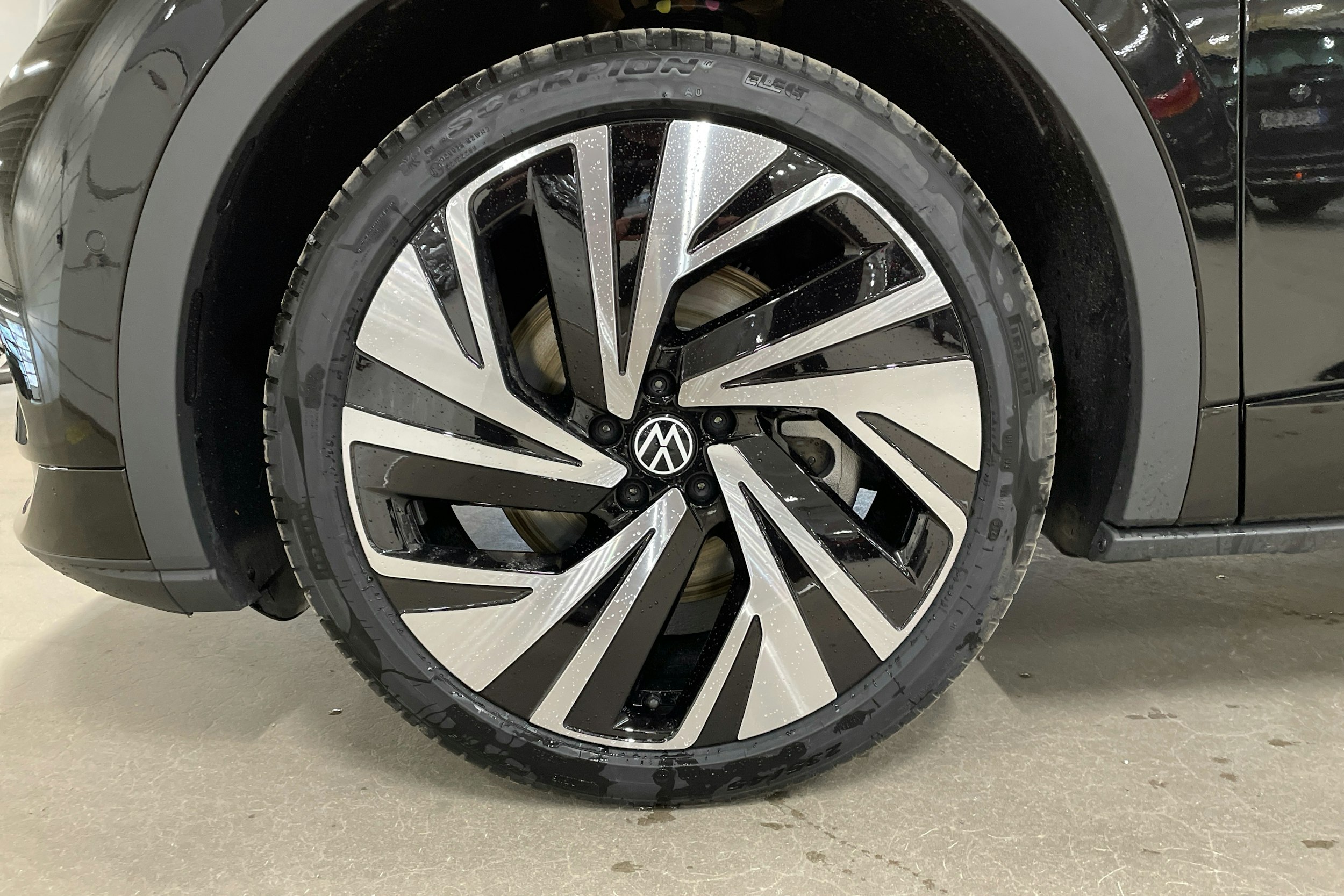musta Volkswagen ID.4 2025 kuva 9.