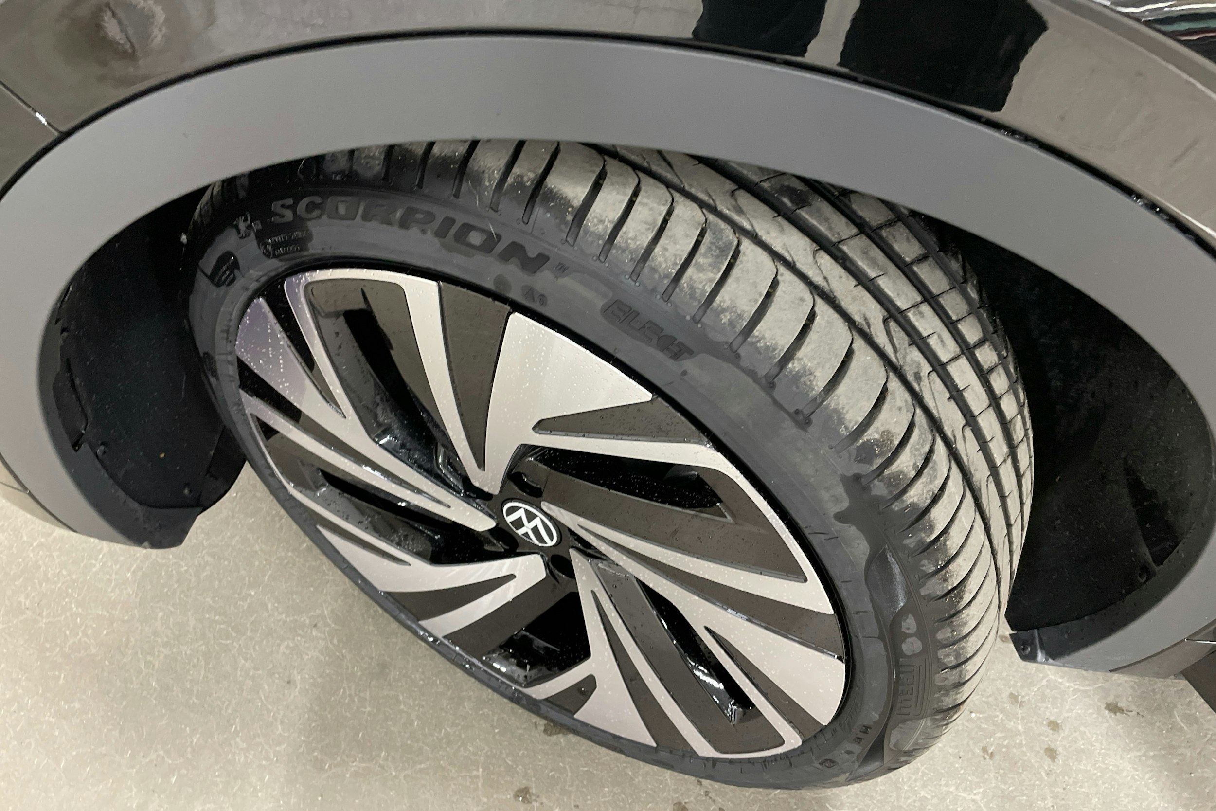 musta Volkswagen ID.4 2025 kuva 10.