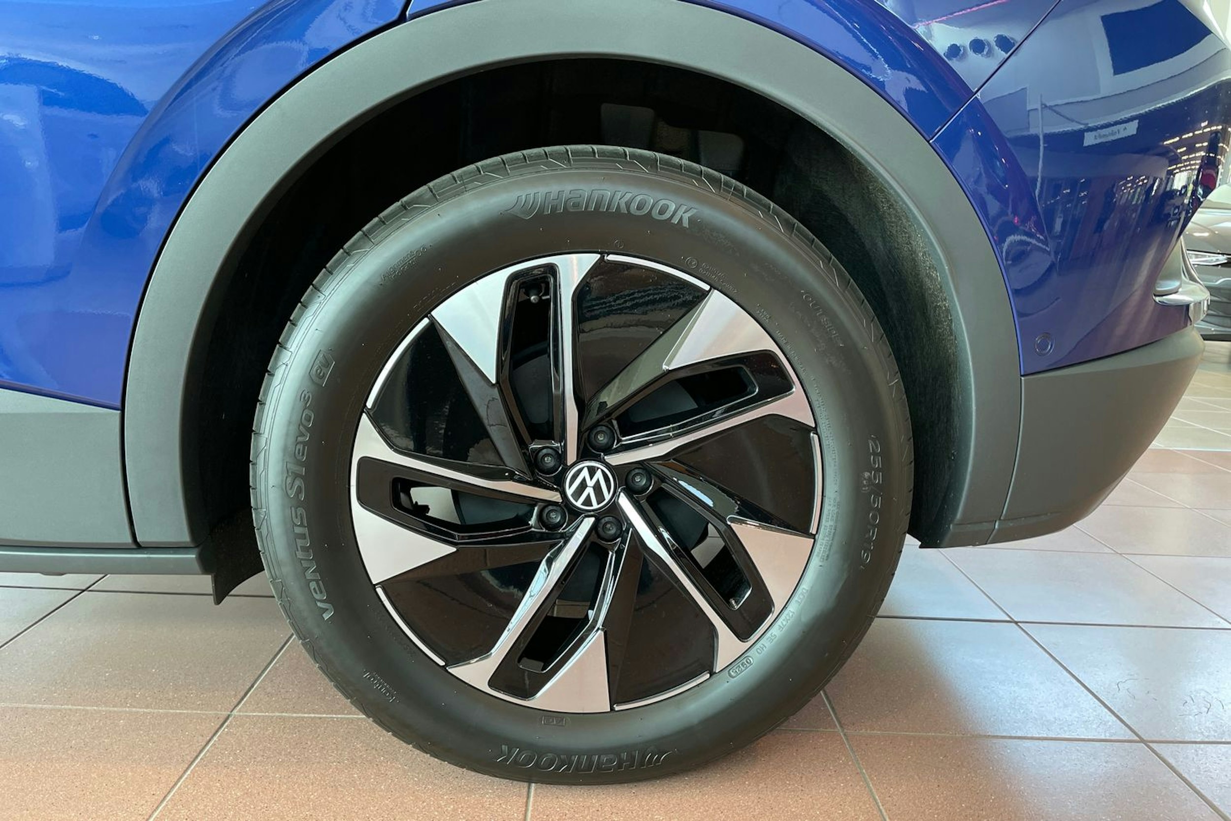 sininen Volkswagen ID.4 2025 kuva 10.
