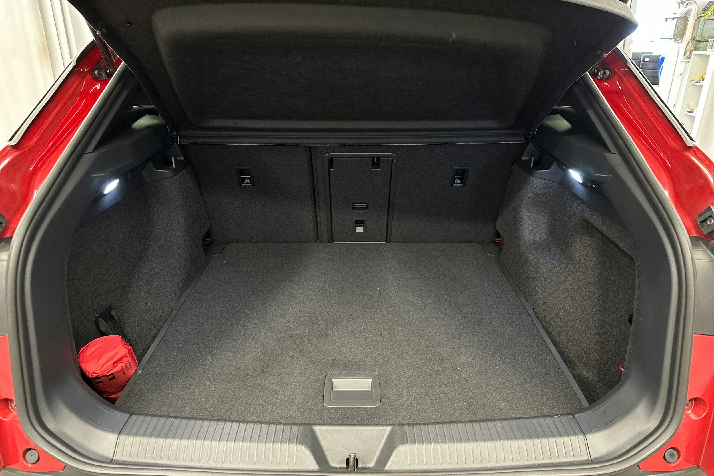 punainen Volkswagen ID.4 2025 kuva 14.