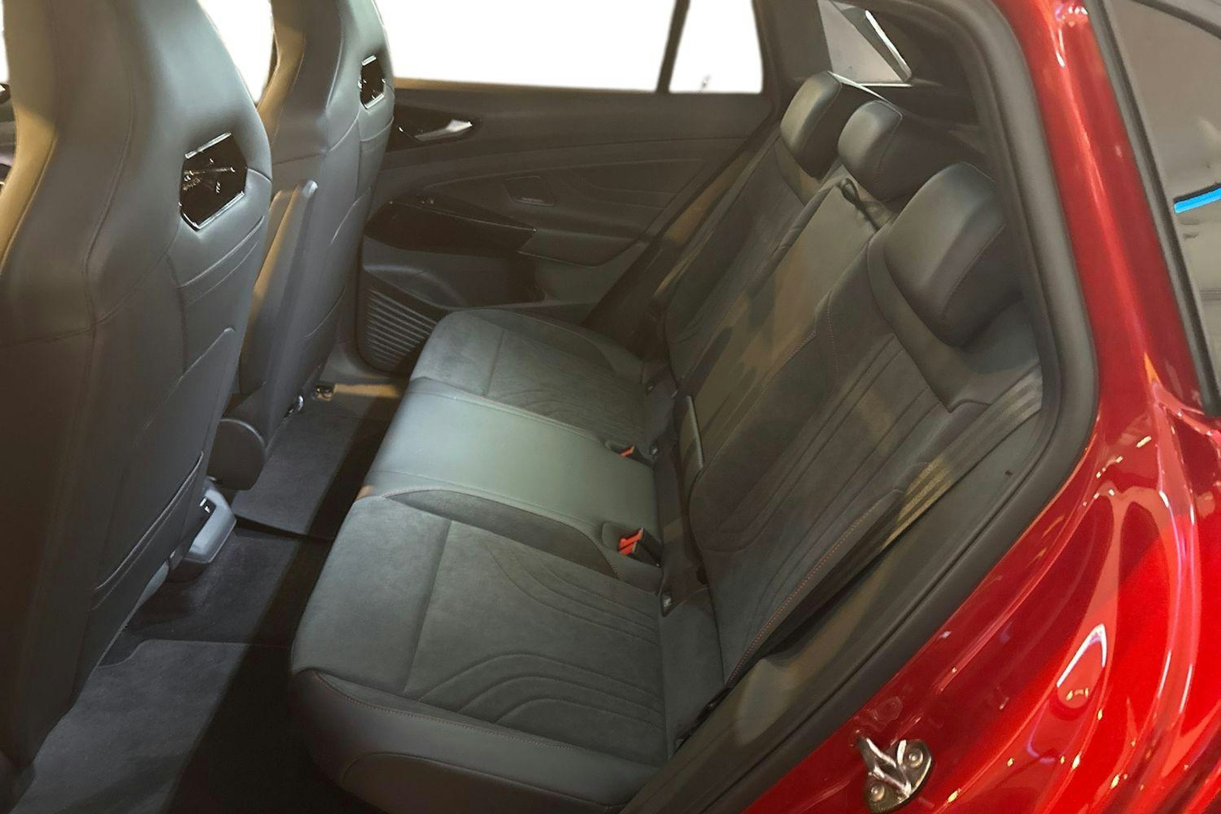 punainen Volkswagen ID.4 2025 kuva 8.