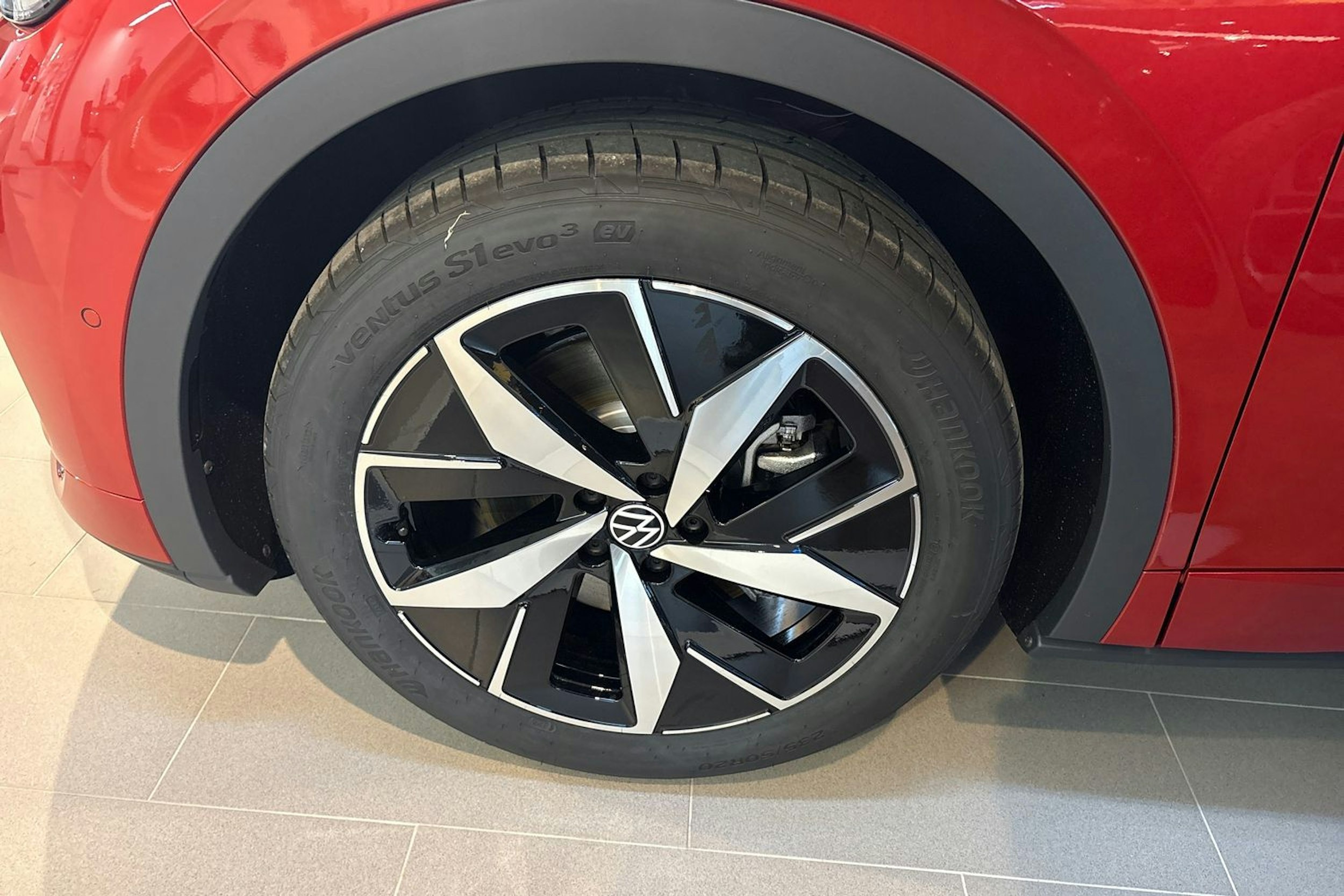 punainen Volkswagen ID.4 2025 kuva 9.