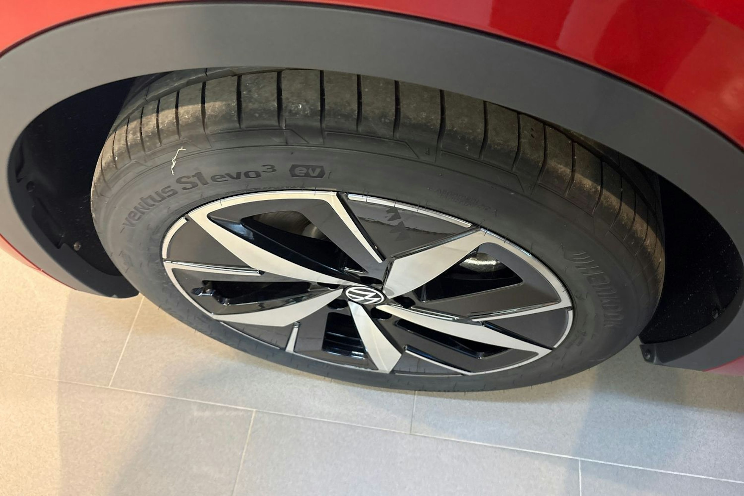 punainen Volkswagen ID.4 2025 kuva 10.