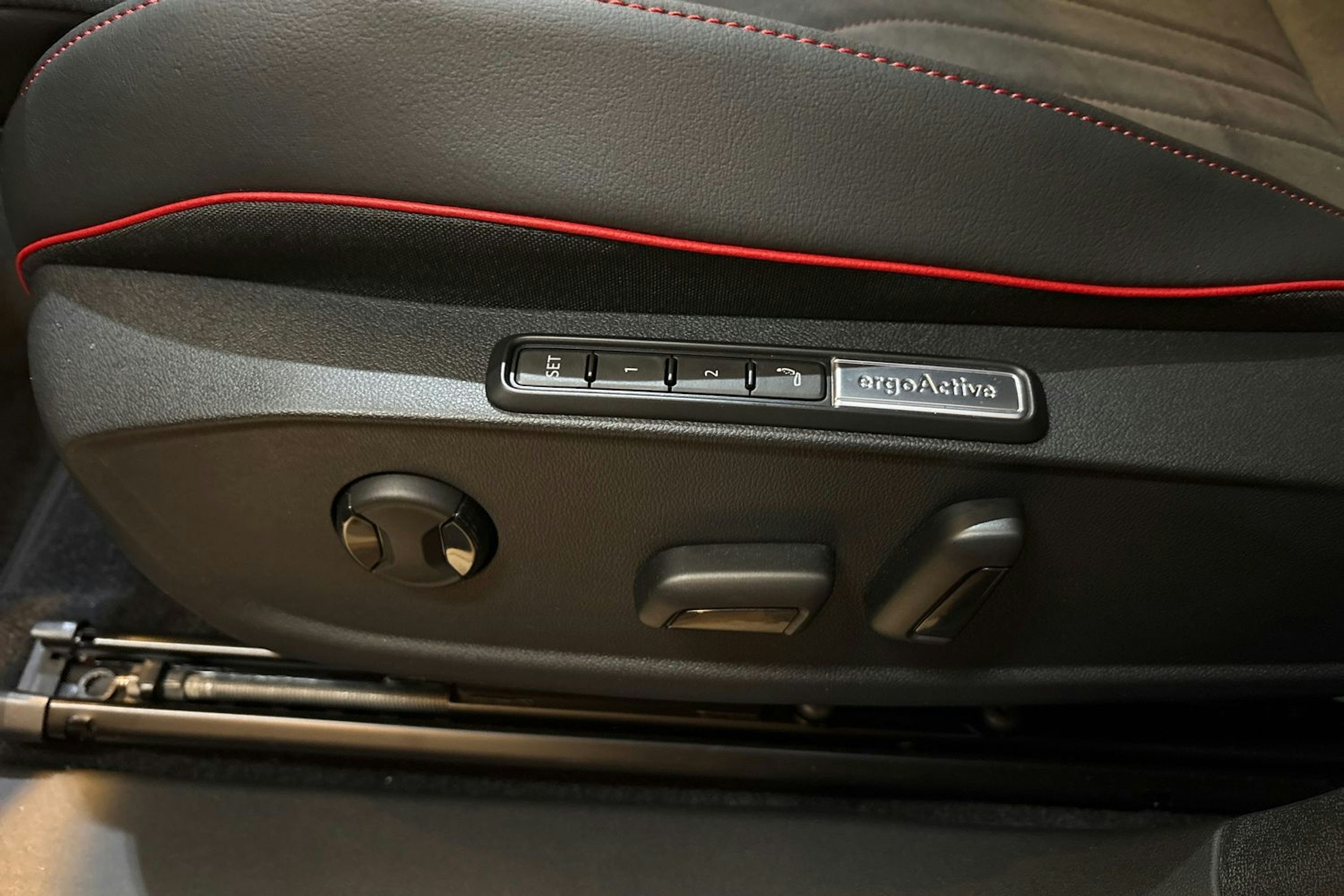 punainen Volkswagen ID.4 2025 kuva 12.