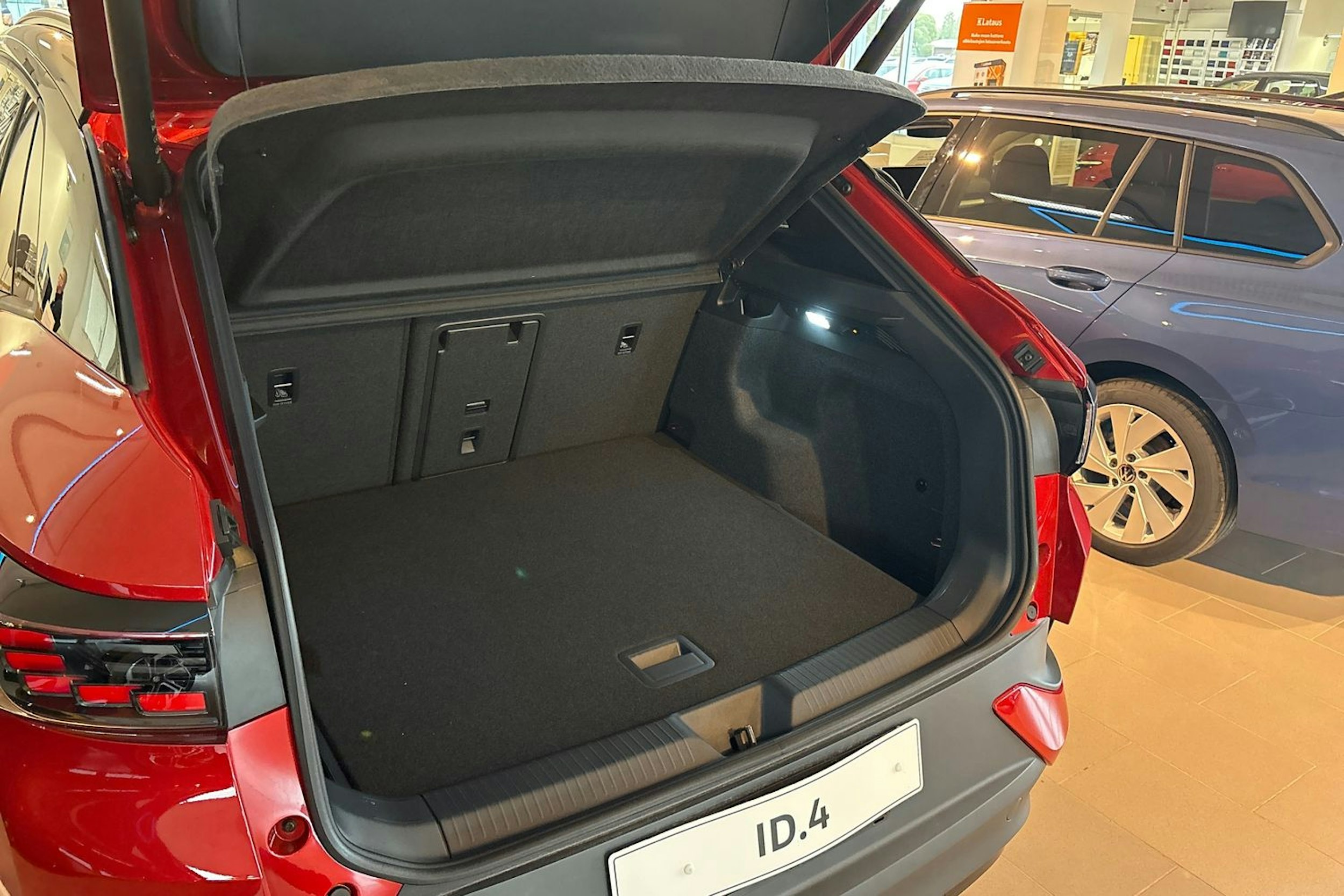 punainen Volkswagen ID.4 2025 kuva 13.