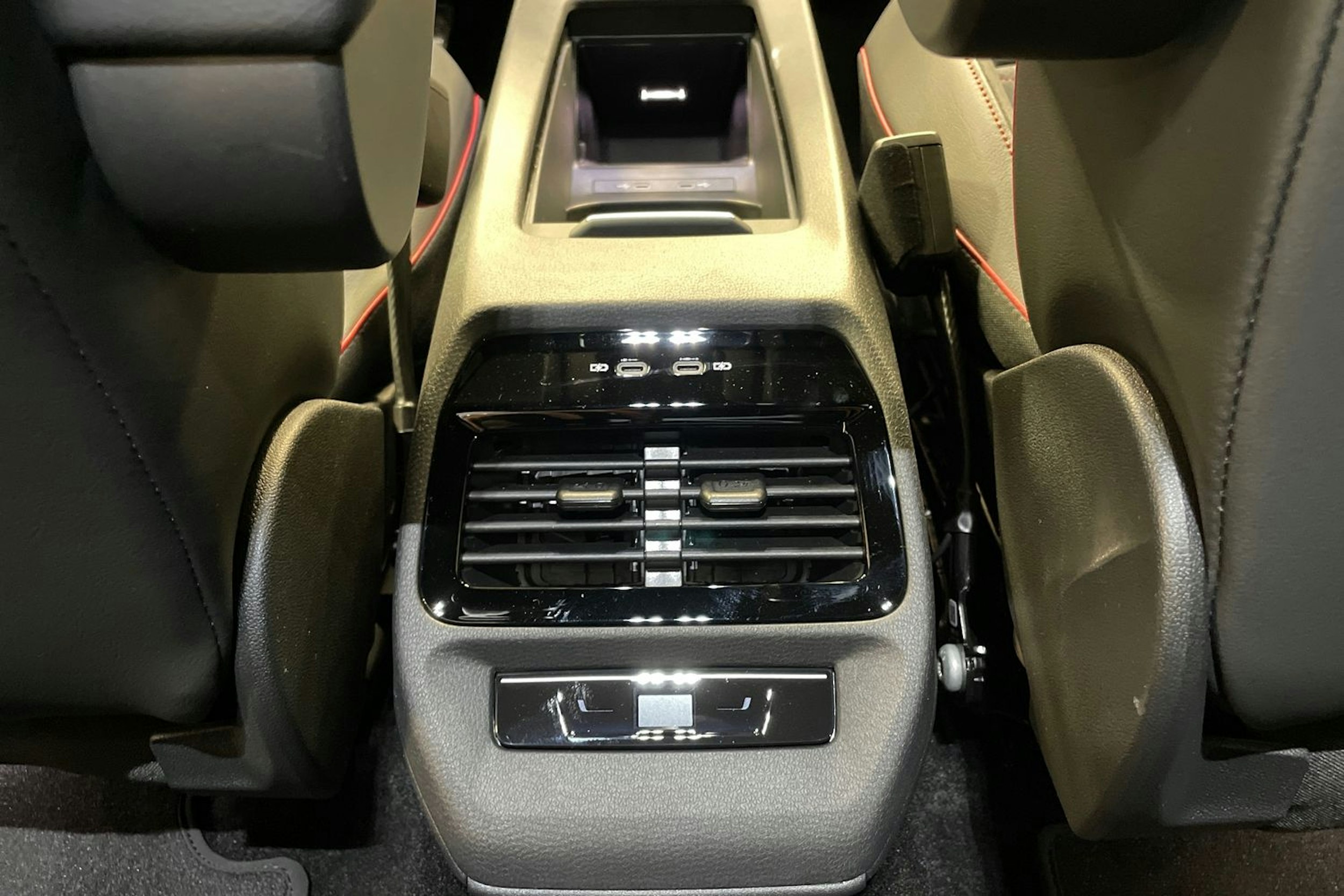 valkoinen Volkswagen ID.4 2025 kuva 12.