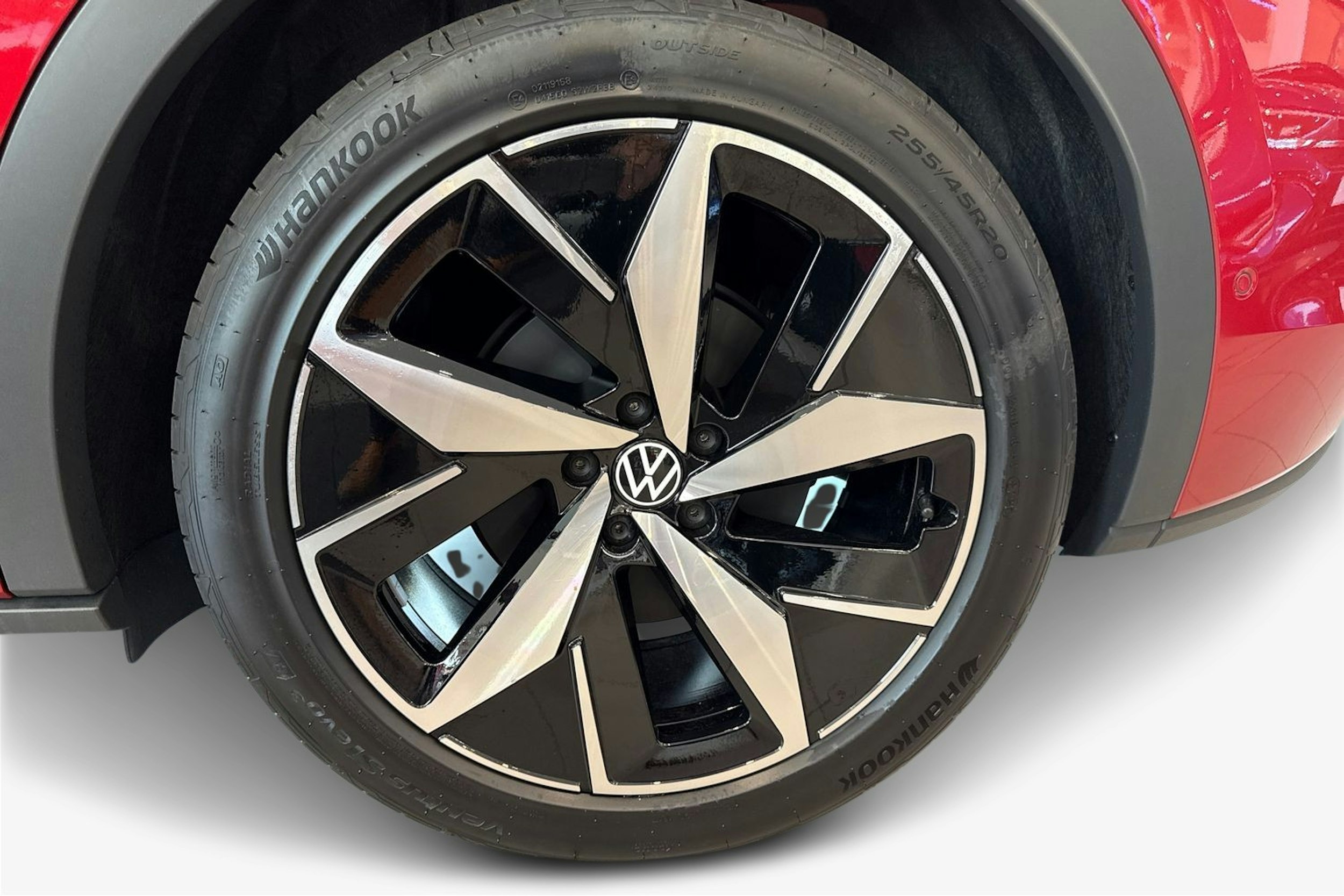 punainen Volkswagen ID.4 2025 kuva 9.