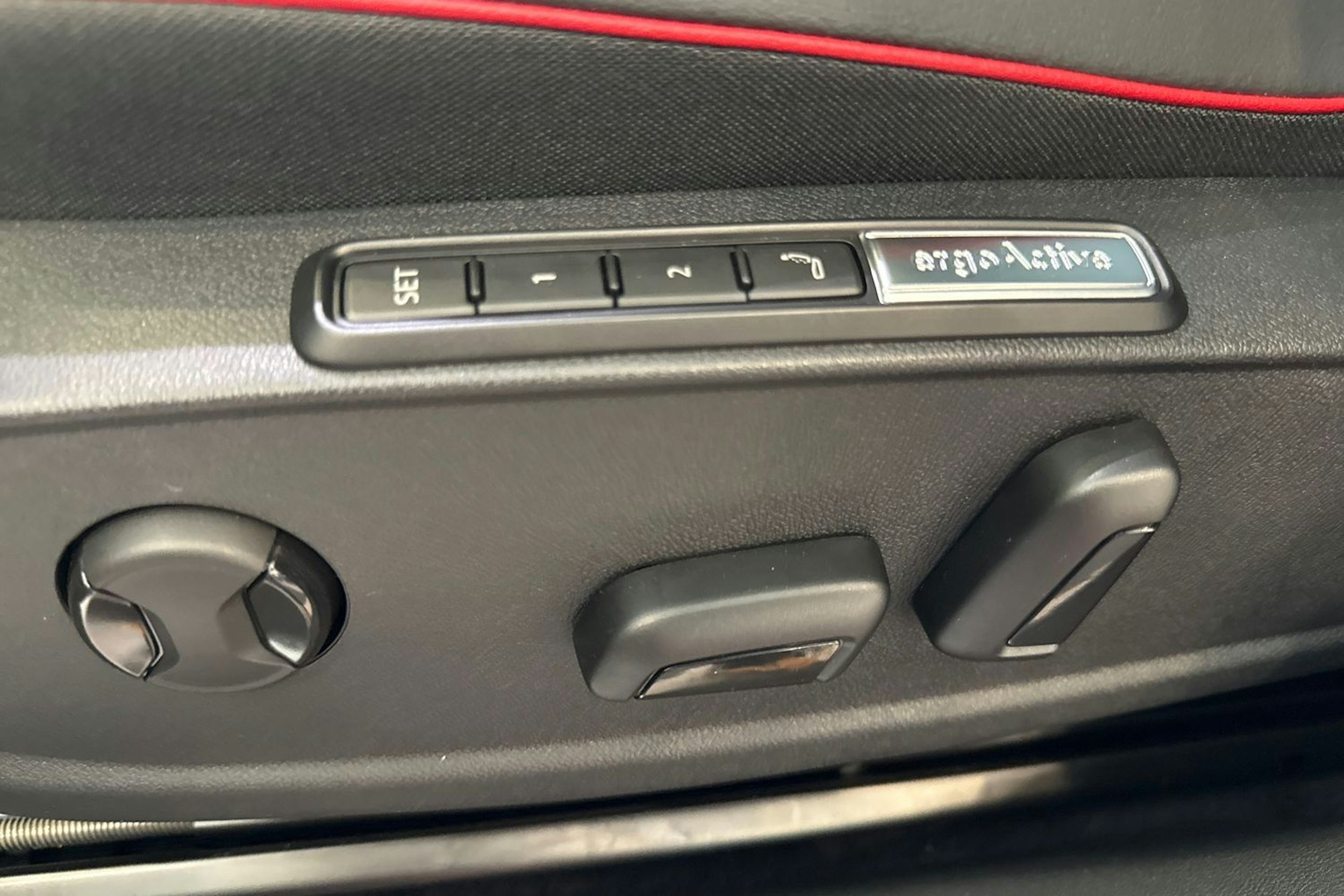 punainen Volkswagen ID.4 2025 kuva 15.