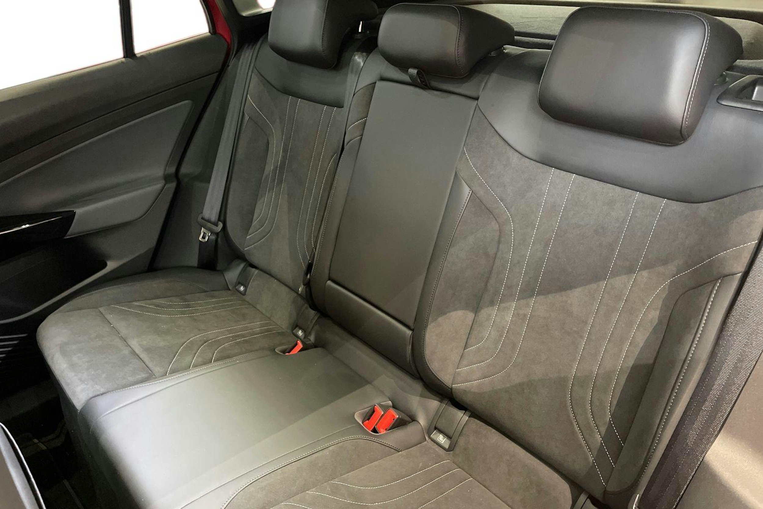 punainen Volkswagen ID.4 2025 kuva 8.
