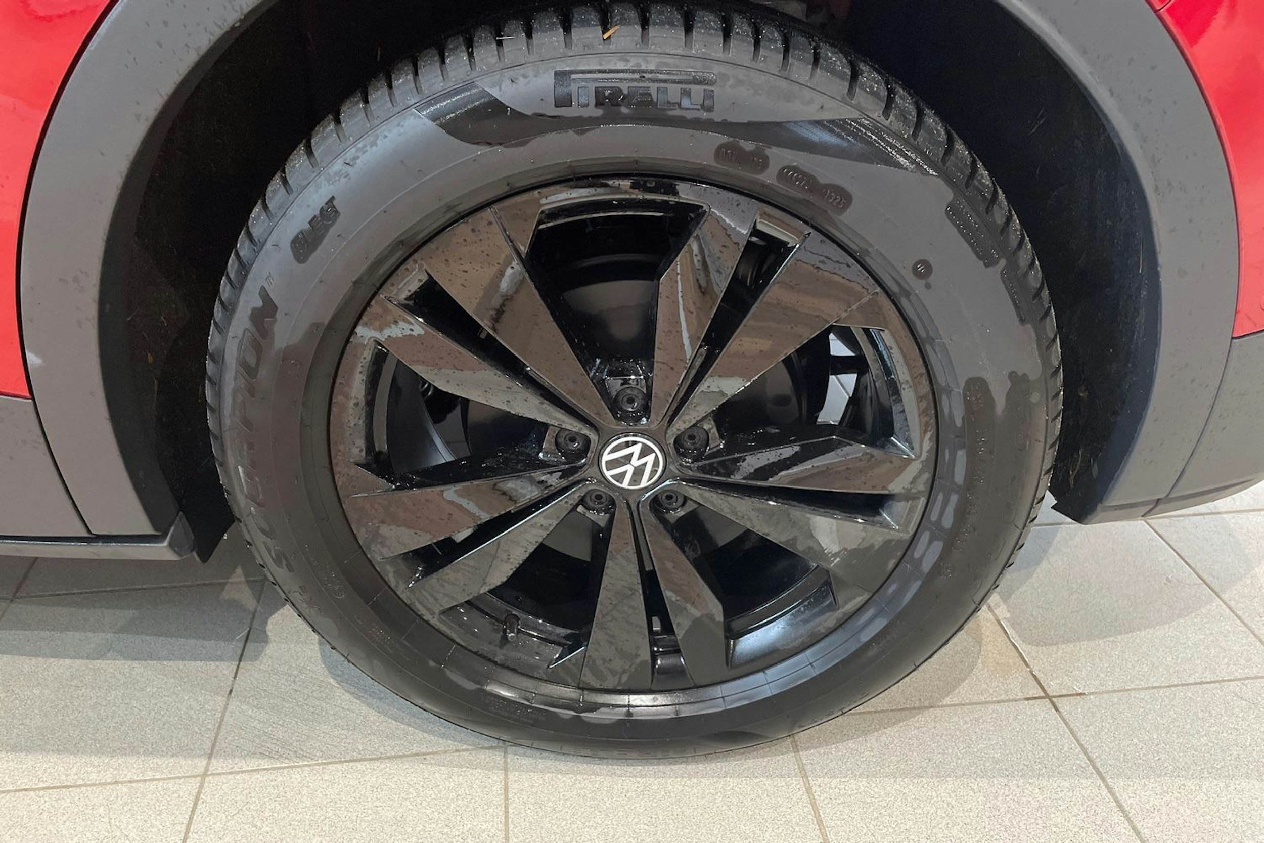 punainen Volkswagen ID.4 2025 kuva 9.
