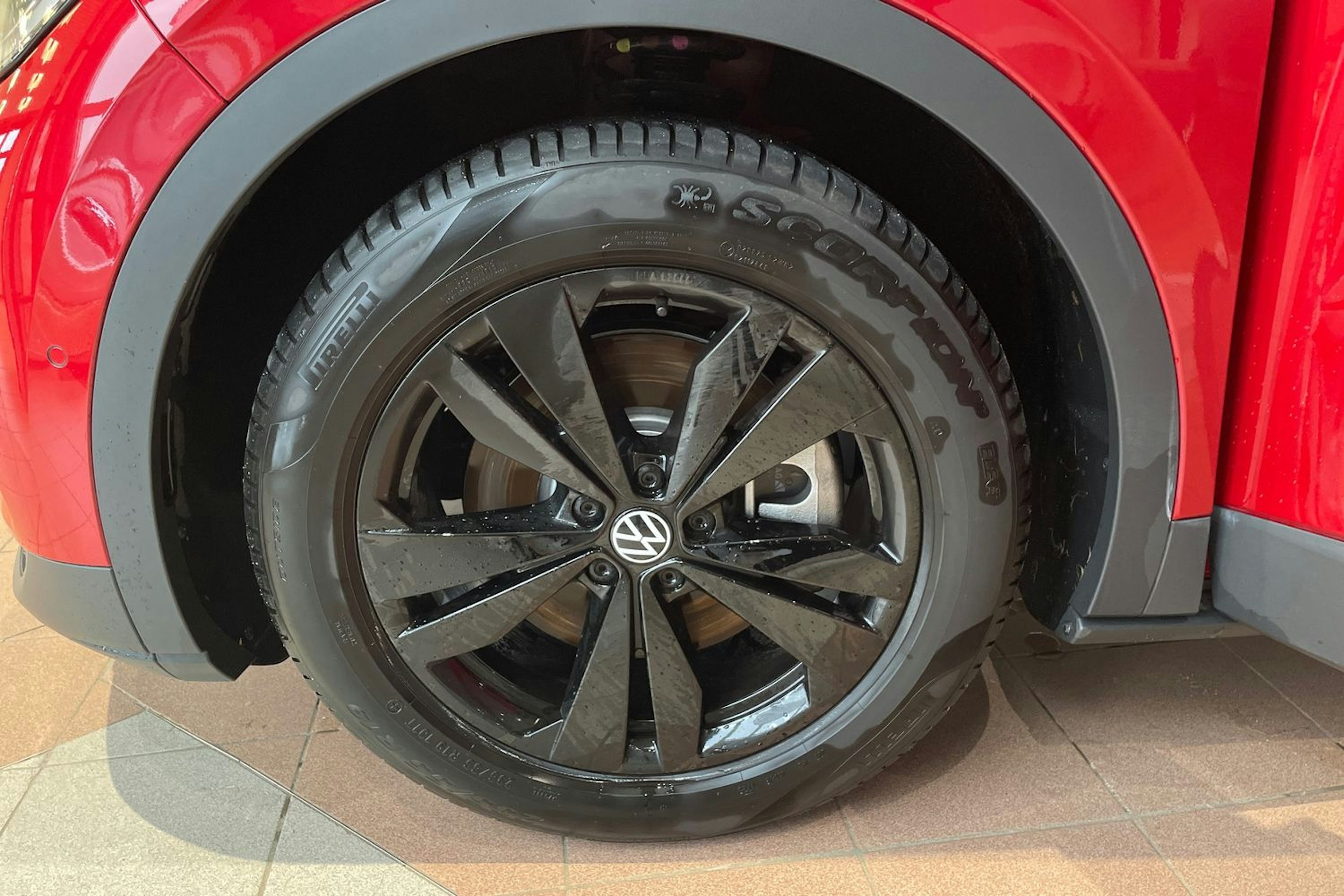 punainen Volkswagen ID.4 2025 kuva 10.