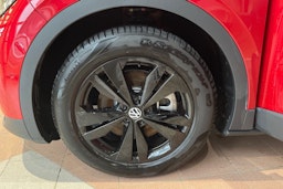 punainen Volkswagen ID.4 2025 kuva 10.
