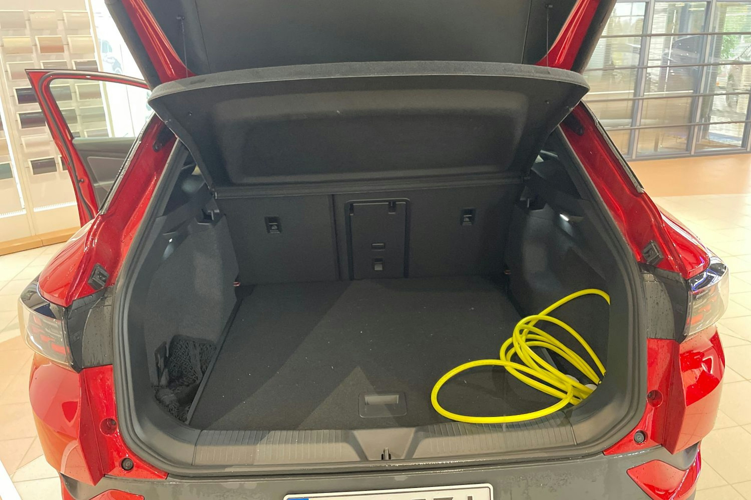 punainen Volkswagen ID.4 2025 kuva 11.