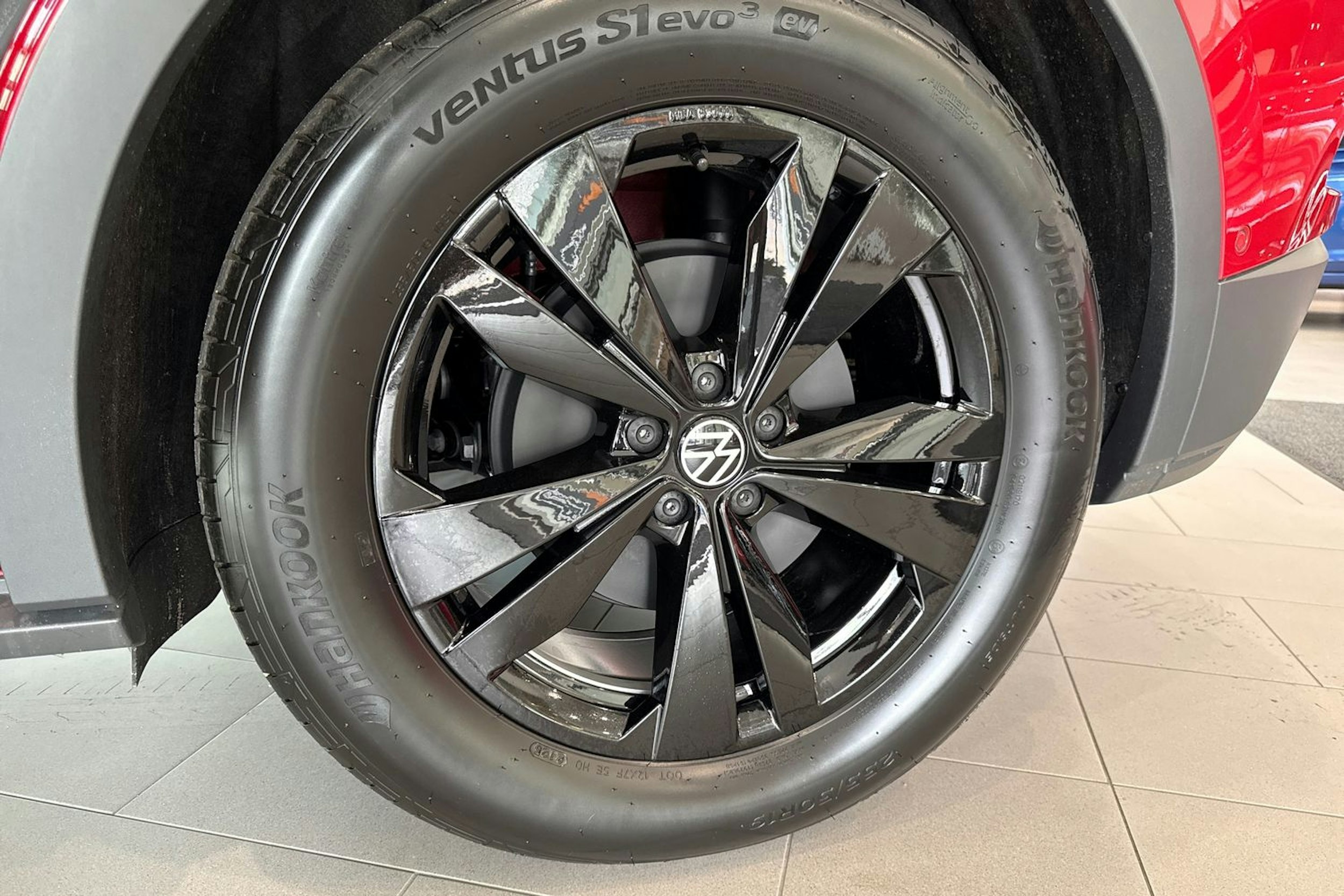 punainen Volkswagen ID.4 2025 kuva 9.