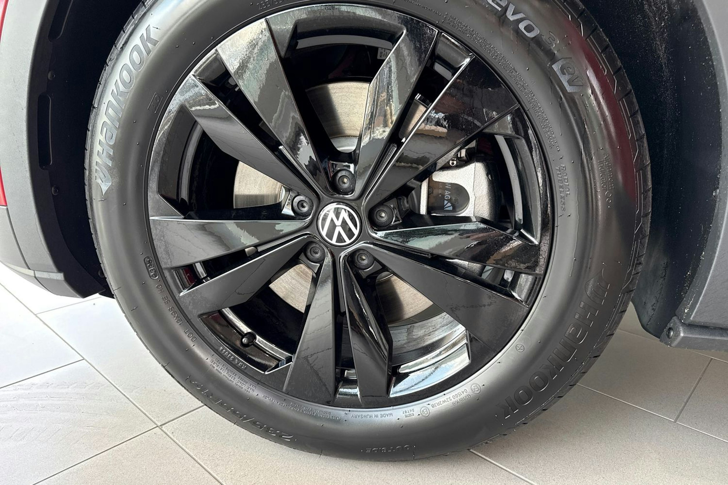 punainen Volkswagen ID.4 2025 kuva 10.