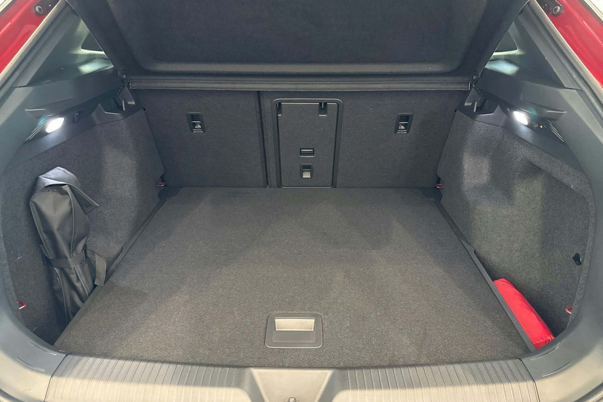 punainen Volkswagen ID.4 2025 kuva 18.