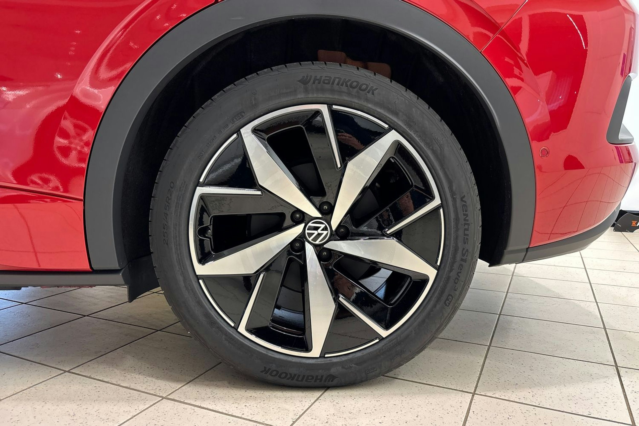 punainen Volkswagen ID.4 2025 kuva 10.