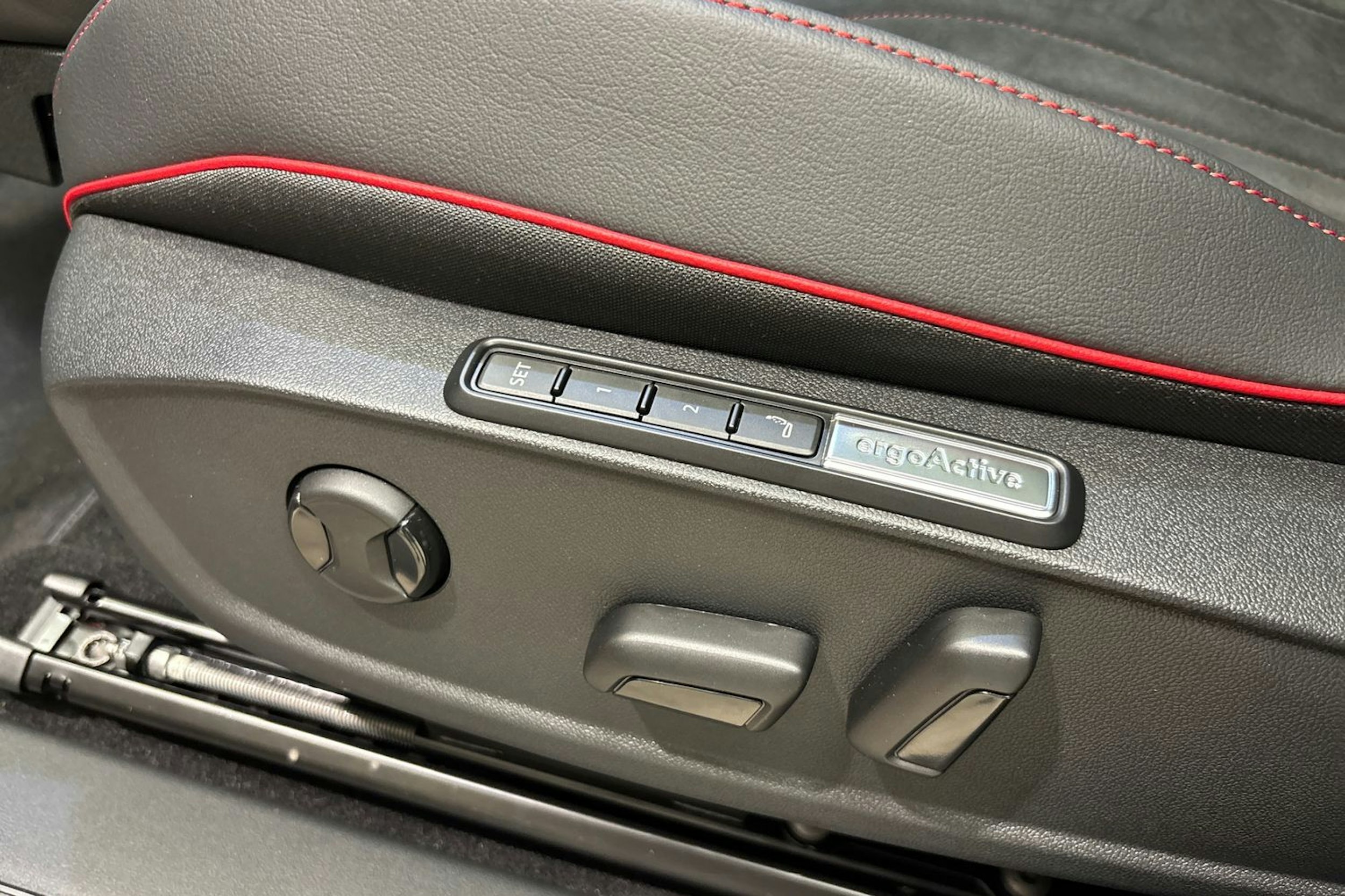 punainen Volkswagen ID.4 2025 kuva 29.