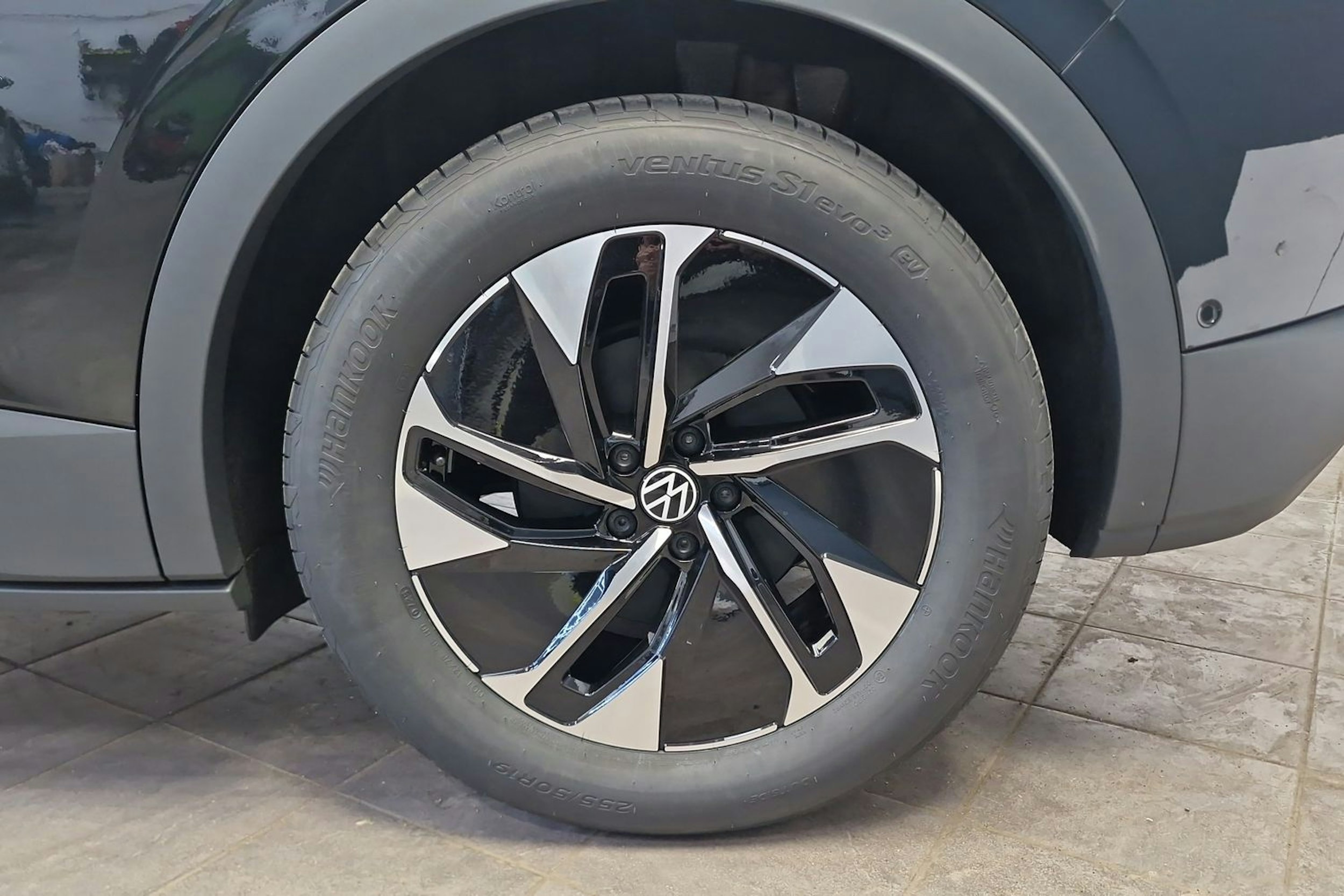 musta Volkswagen ID.4 2025 kuva 10.