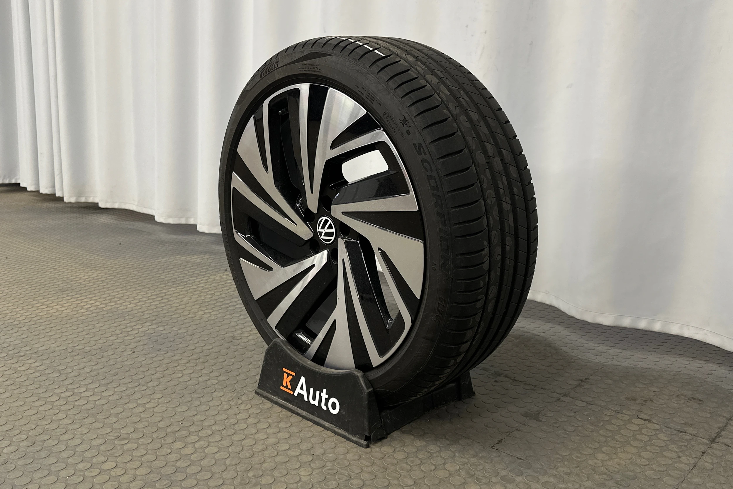 musta Volkswagen ID.4 2025 kuva 10.