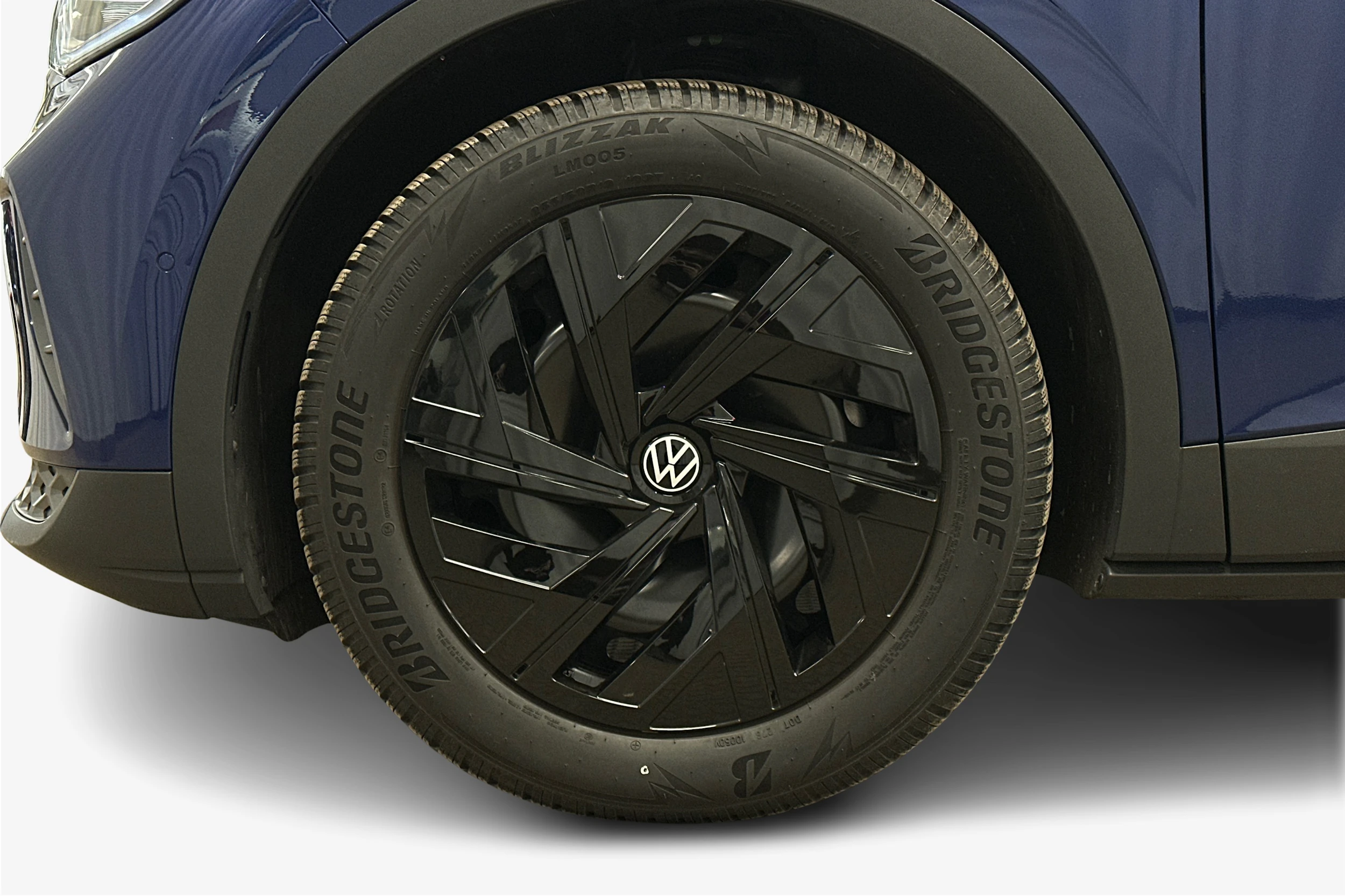 sininen Volkswagen ID.4 2025 kuva 9.