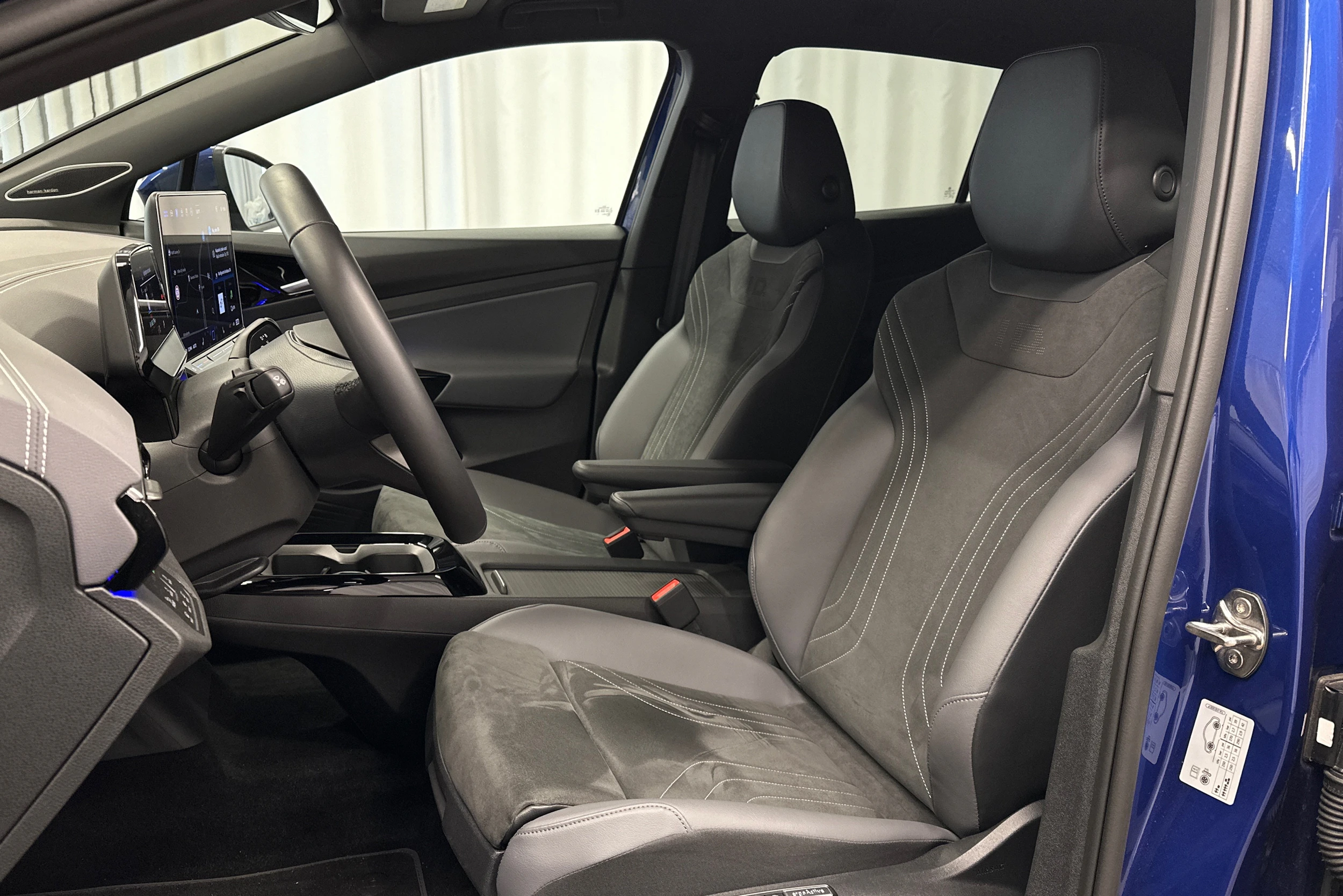 sininen Volkswagen ID.4 2025 kuva 15.