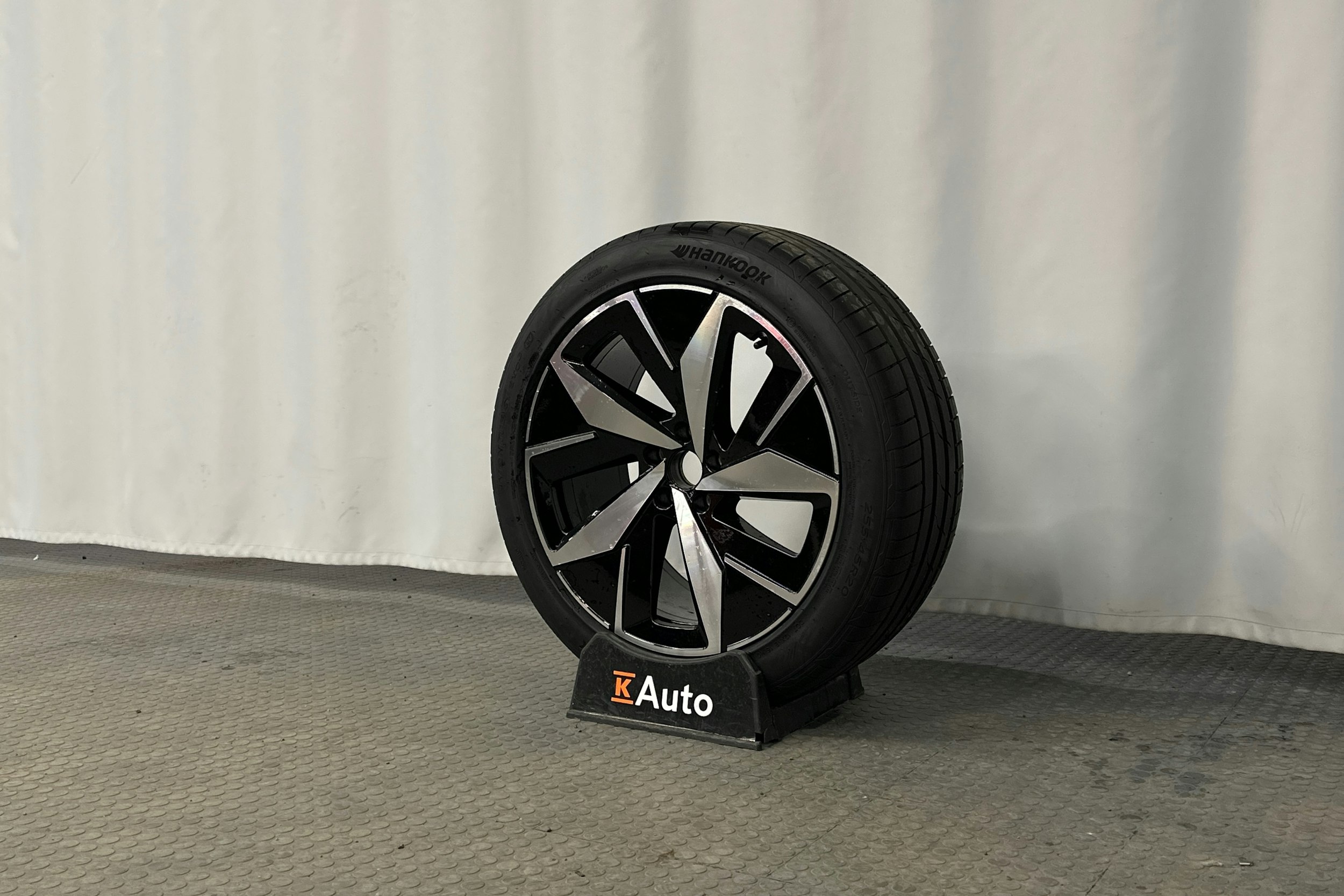 punainen Volkswagen ID.4 2025 kuva 13.