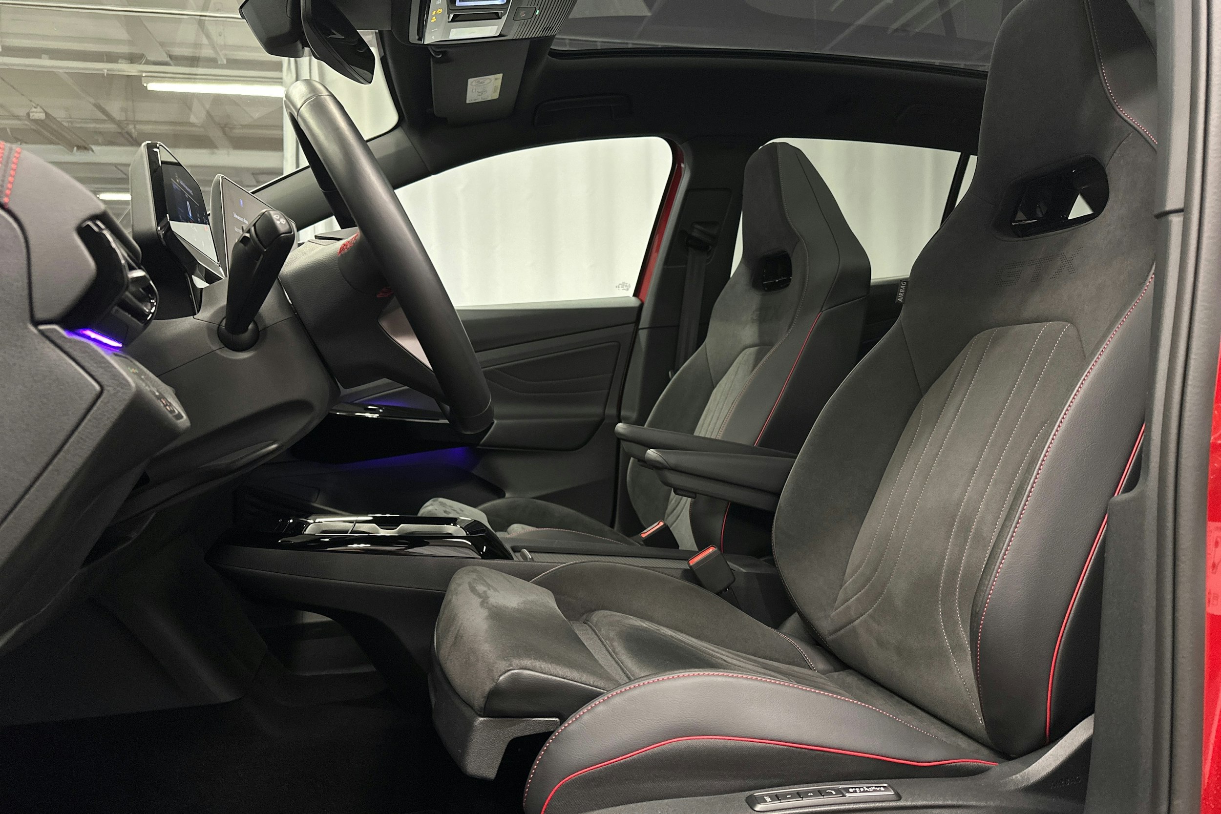 punainen Volkswagen ID.4 2025 kuva 27.