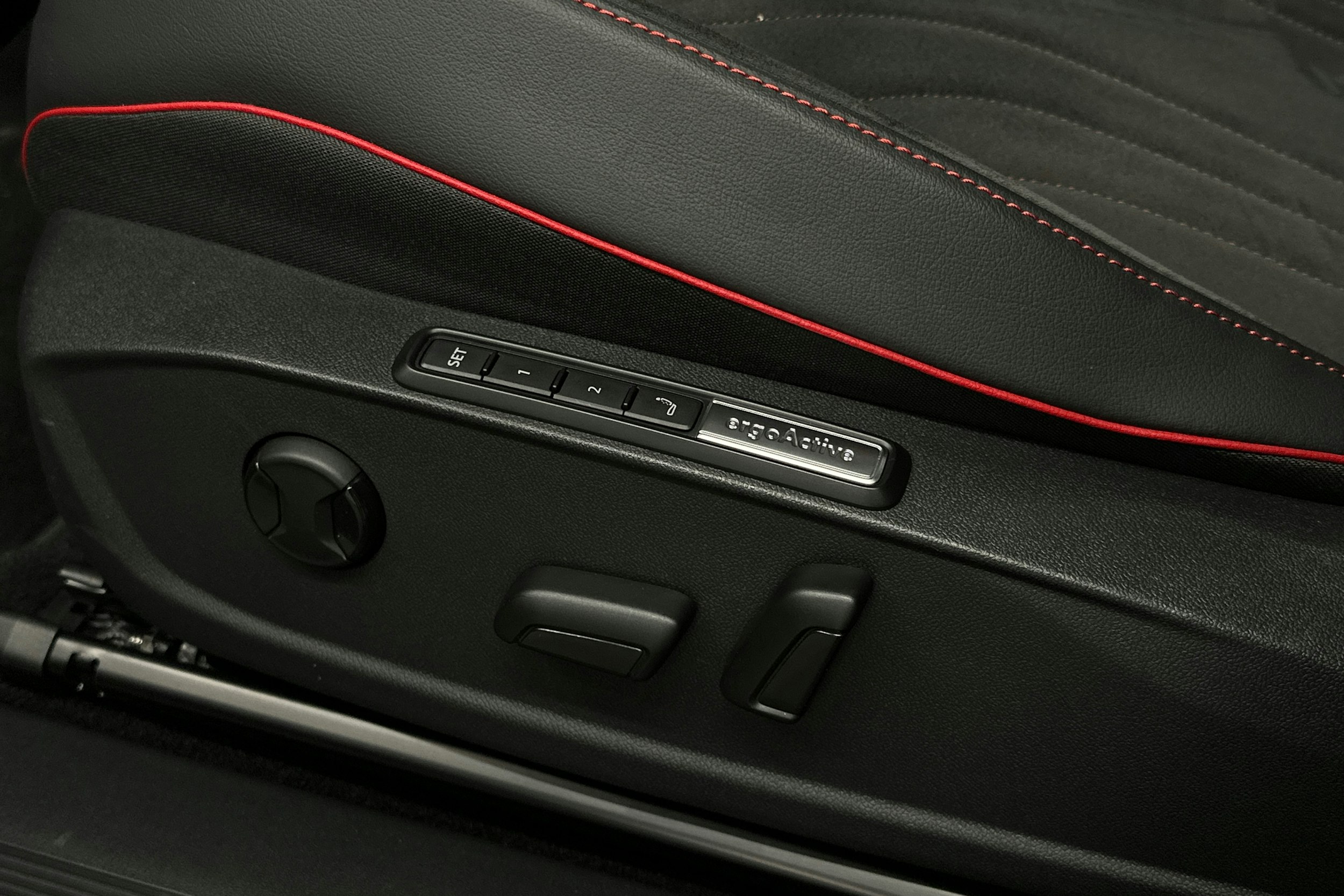 punainen Volkswagen ID.4 2025 kuva 28.