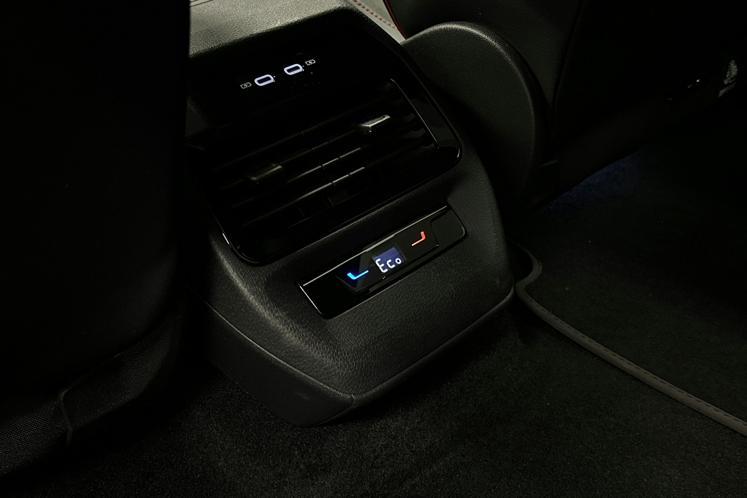 punainen Volkswagen ID.4 2025 kuva 29.