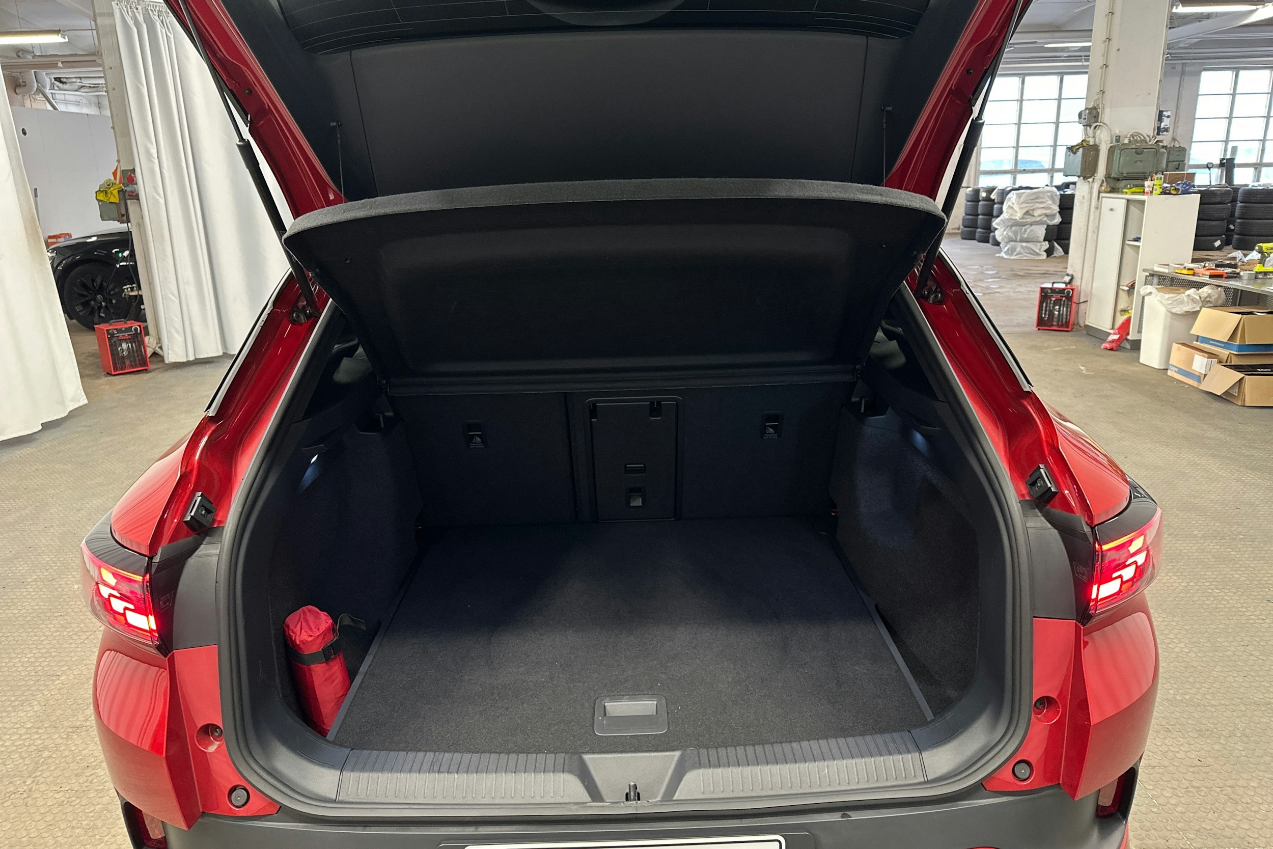 punainen Volkswagen ID.4 2025 kuva 30.