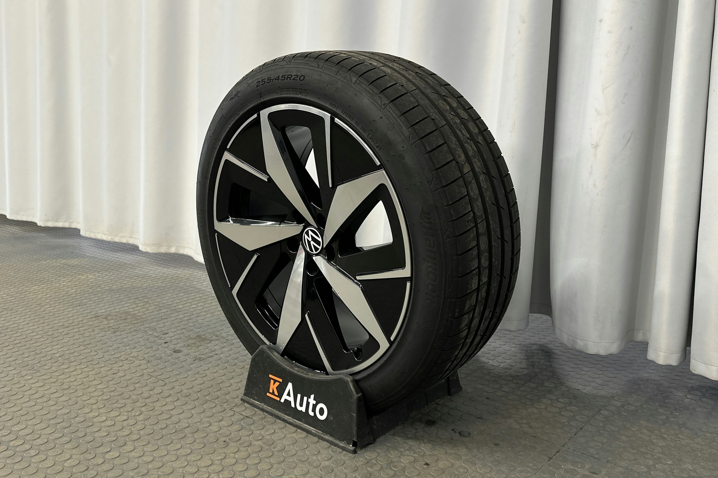 musta Volkswagen ID.4 2025 kuva 10.