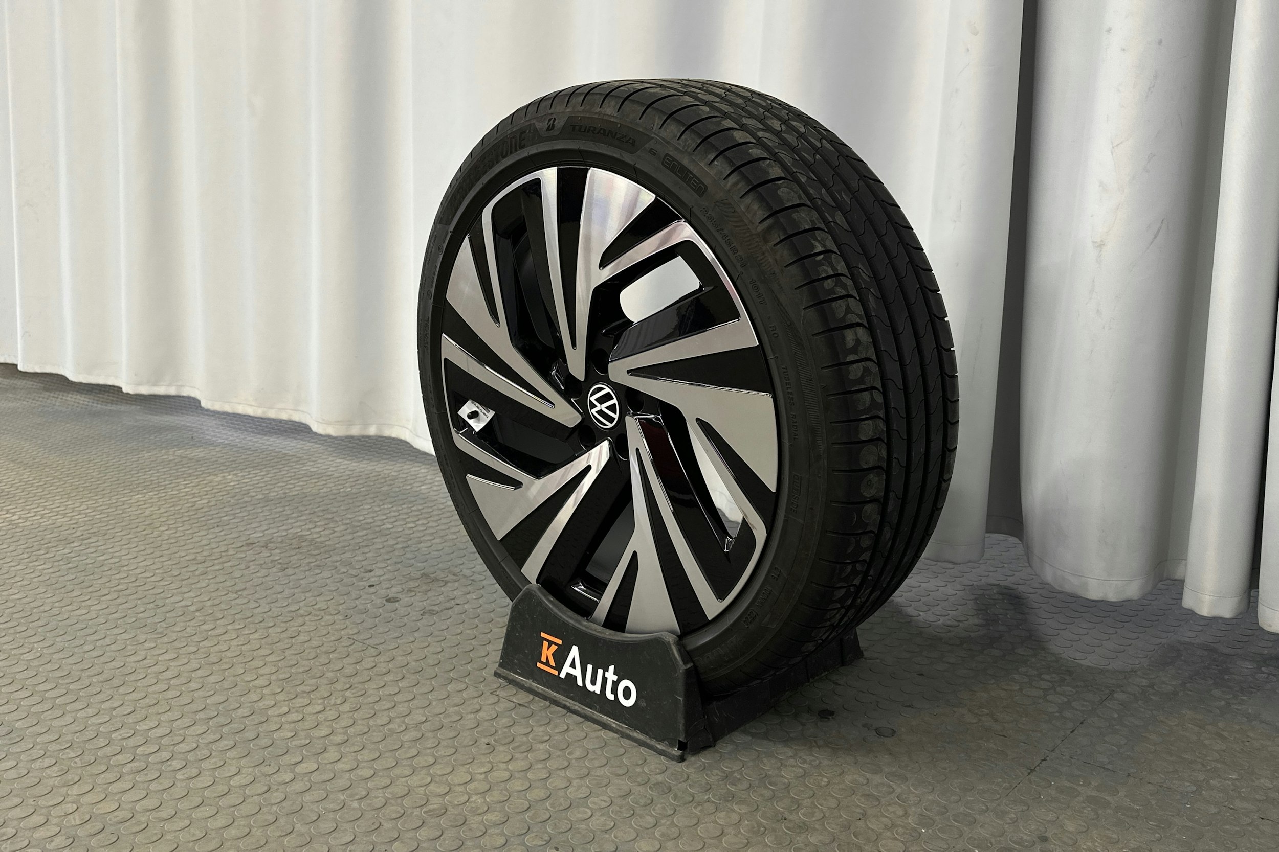 punainen Volkswagen ID.4 2025 kuva 10.