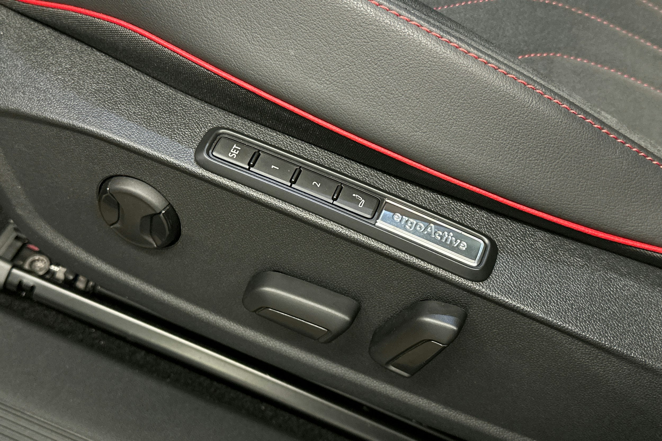 punainen Volkswagen ID.4 2025 kuva 15.