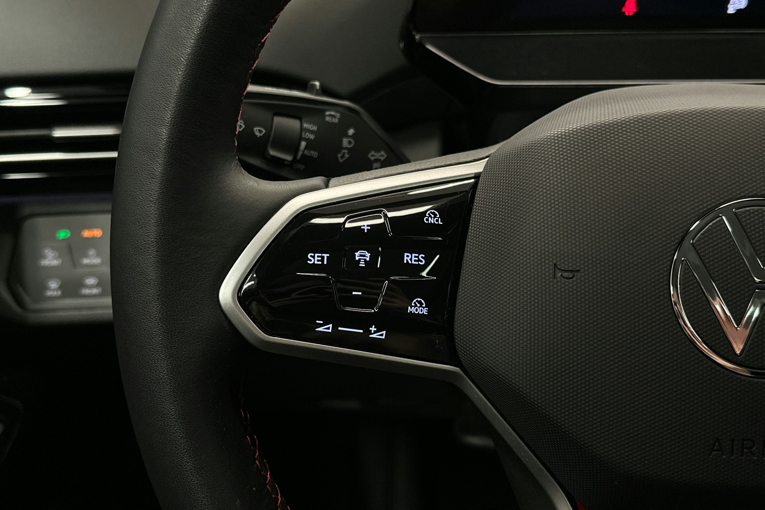 punainen Volkswagen ID.4 2025 kuva 17.