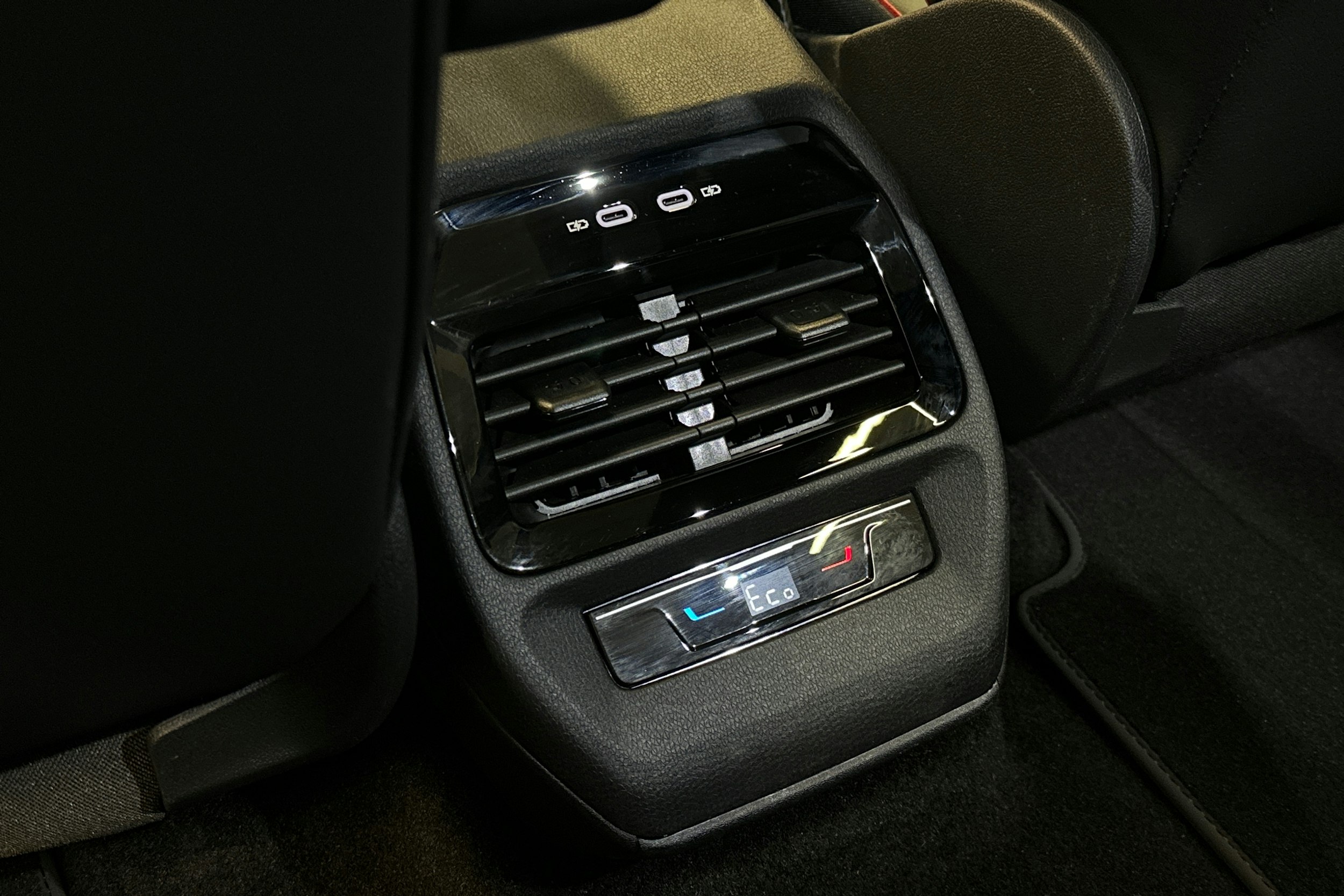 punainen Volkswagen ID.4 2025 kuva 34.