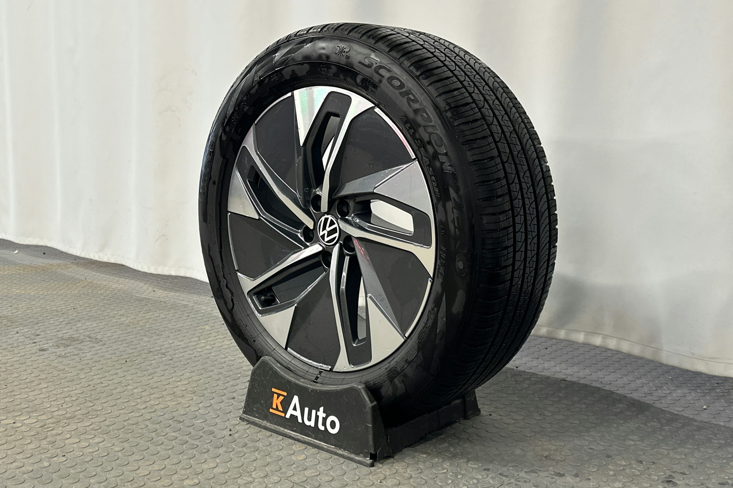 punainen Volkswagen ID.4 2025 kuva 13.