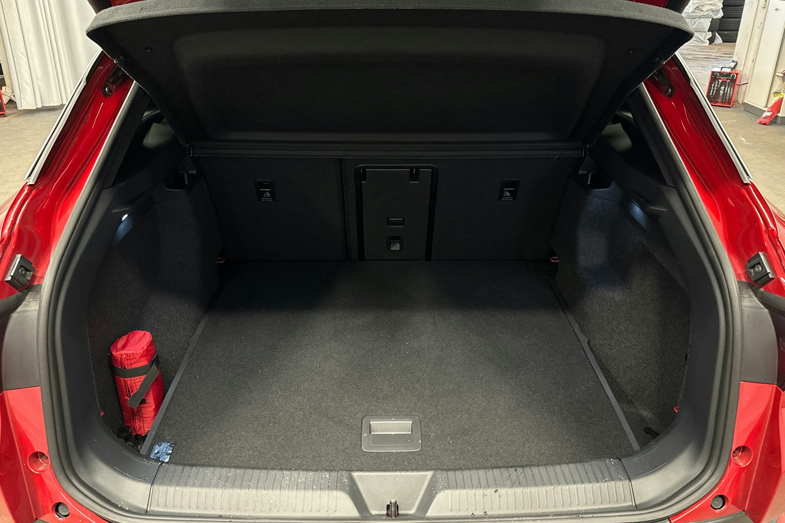 punainen Volkswagen ID.4 2025 kuva 14.