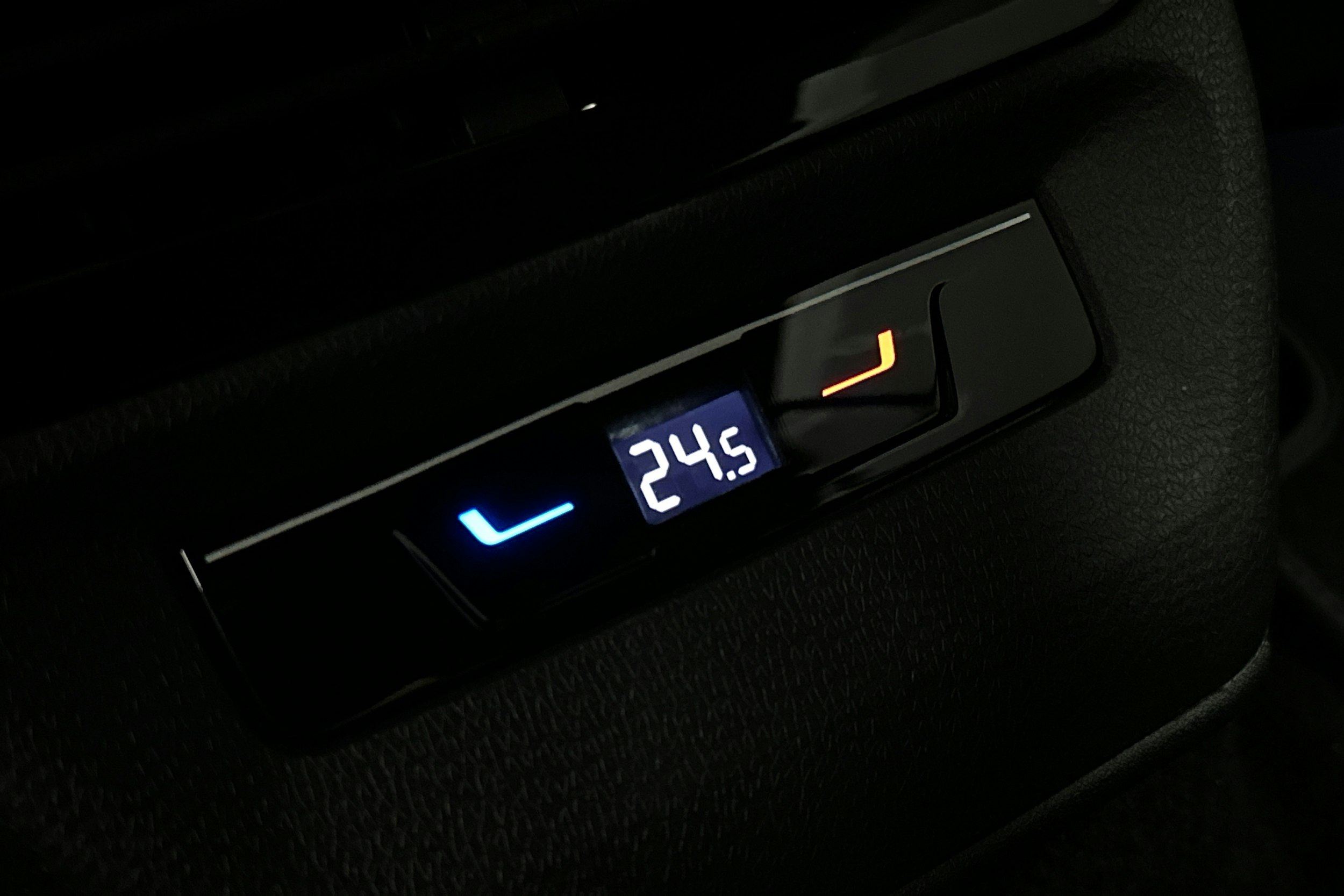 punainen Volkswagen ID.4 2025 kuva 16.