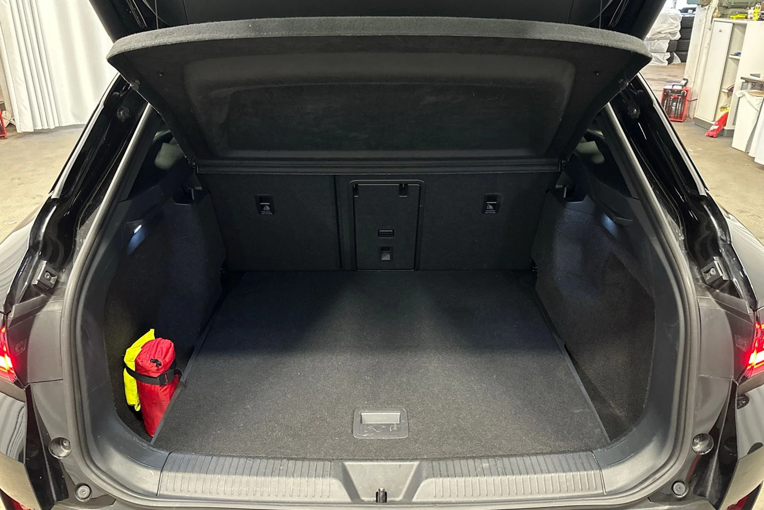 Musta Volkswagen ID.4 2025 kuva 22.