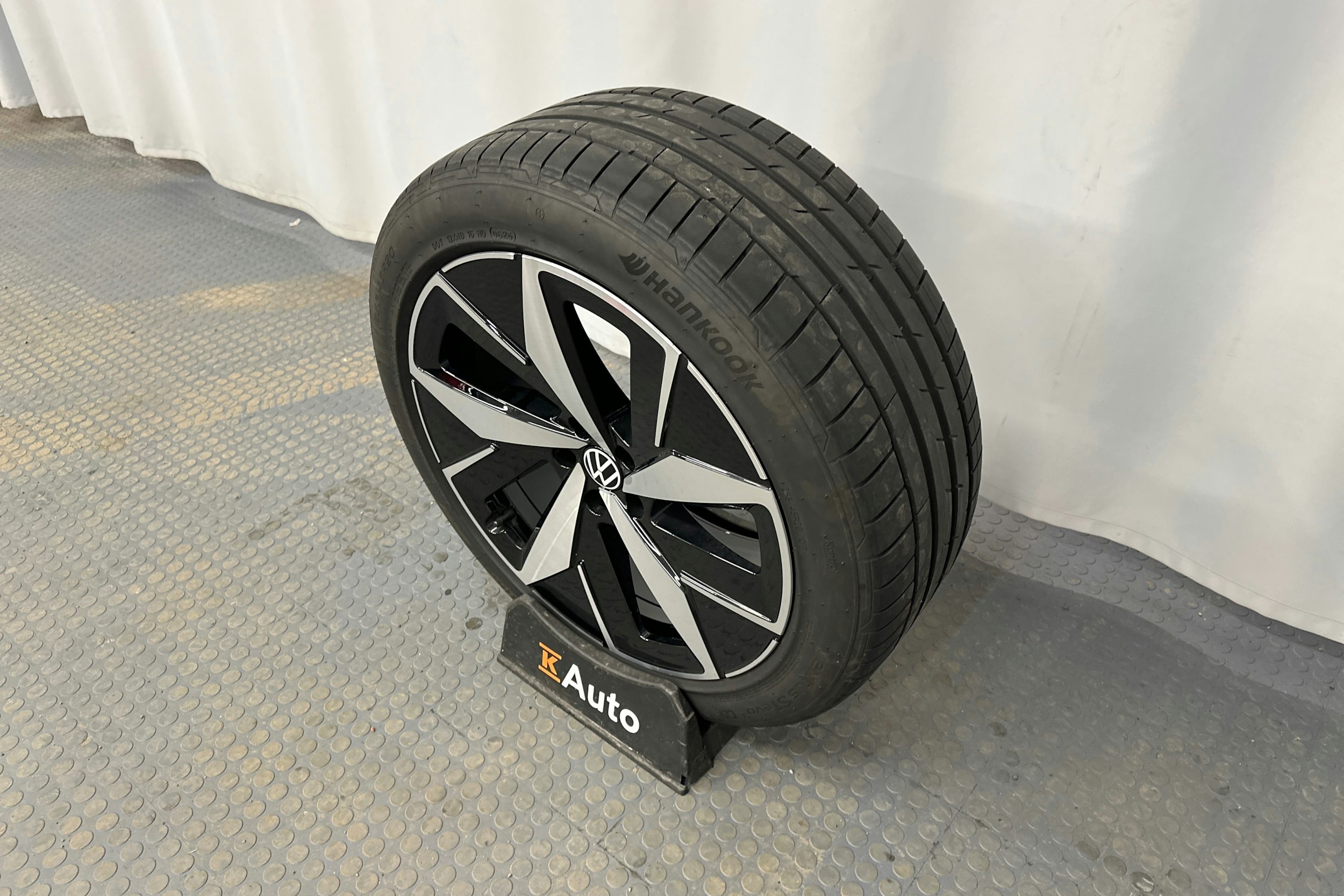 punainen Volkswagen ID.4 2025 kuva 13.