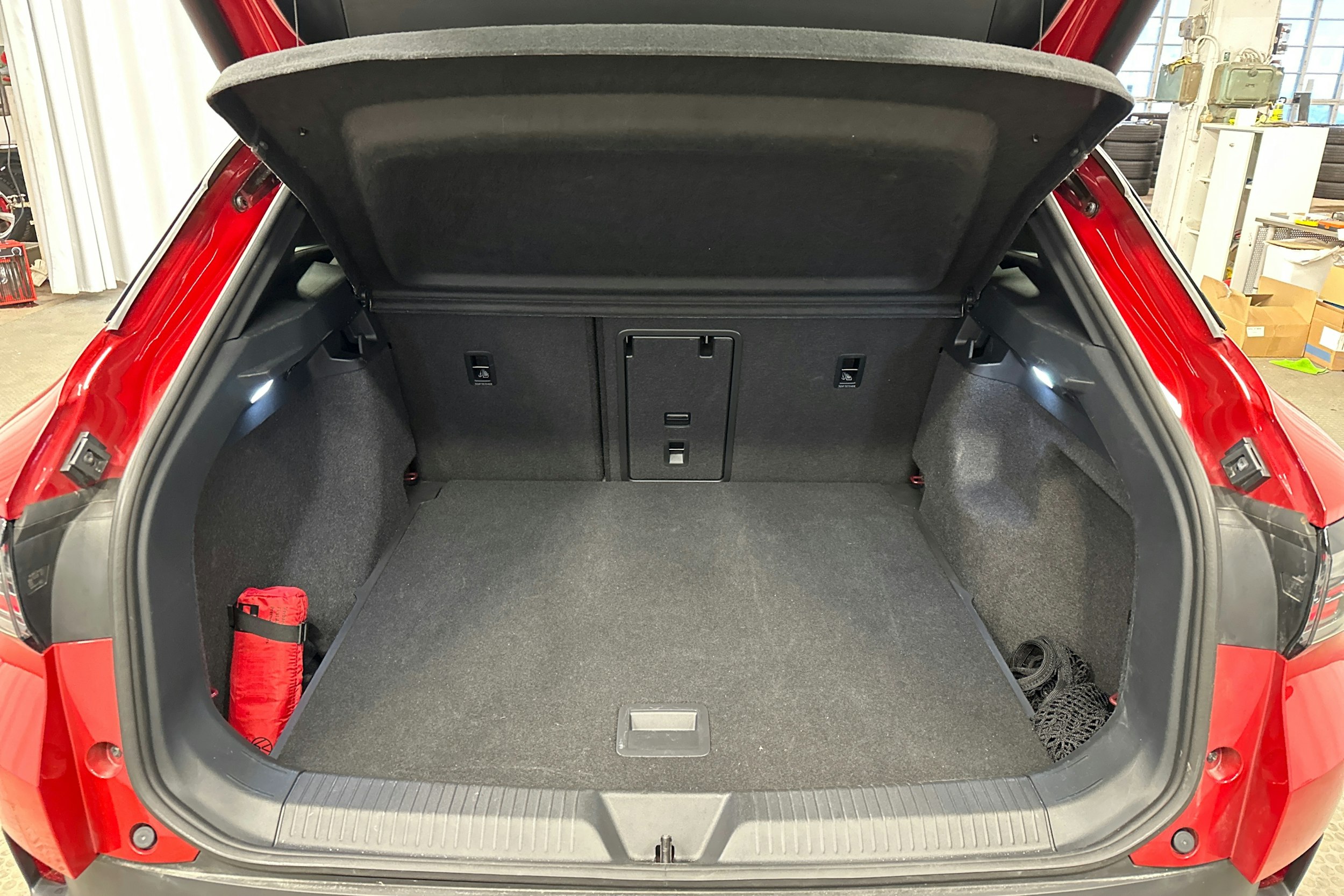 punainen Volkswagen ID.4 2025 kuva 31.