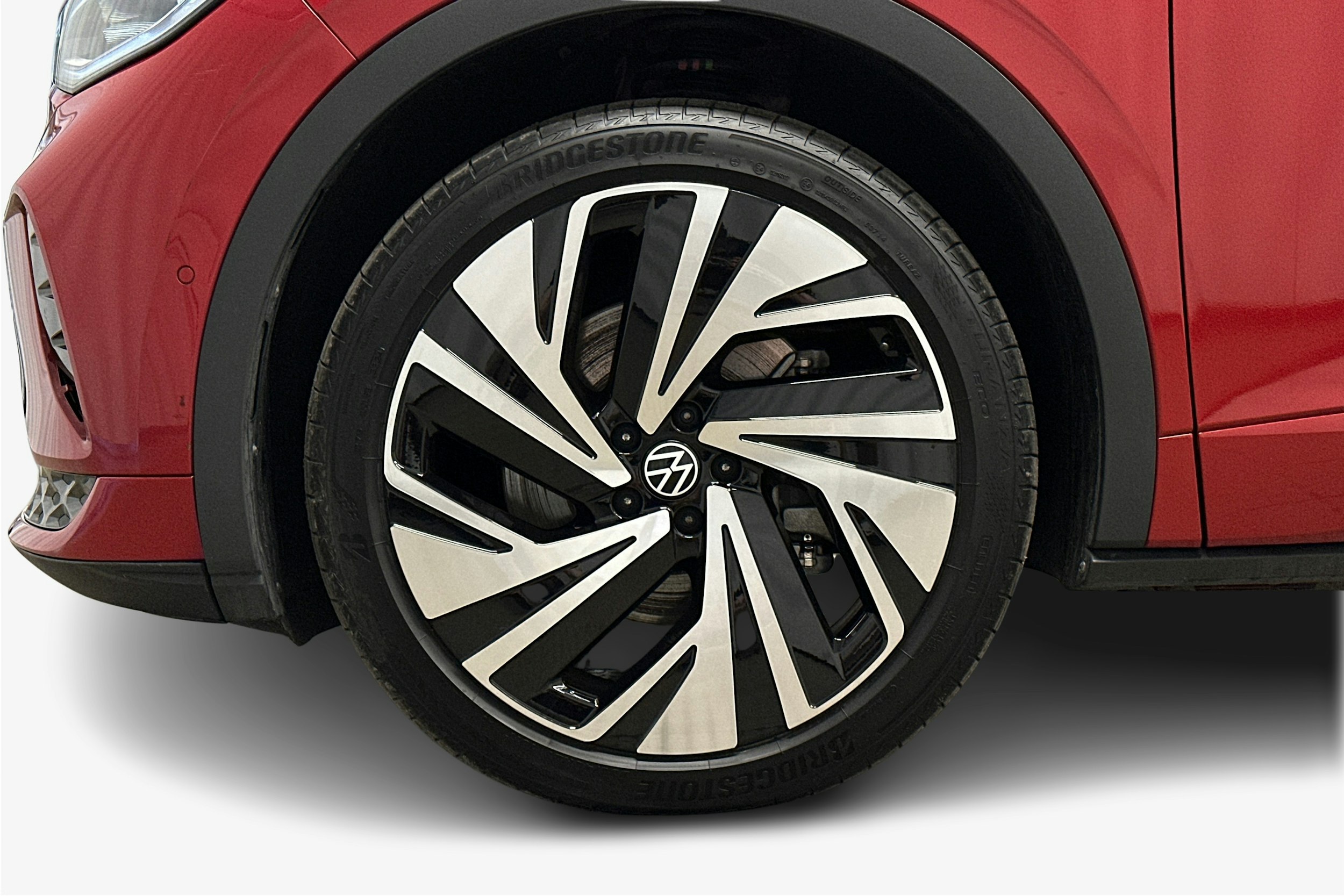 punainen Volkswagen ID.4 2025 kuva 11.