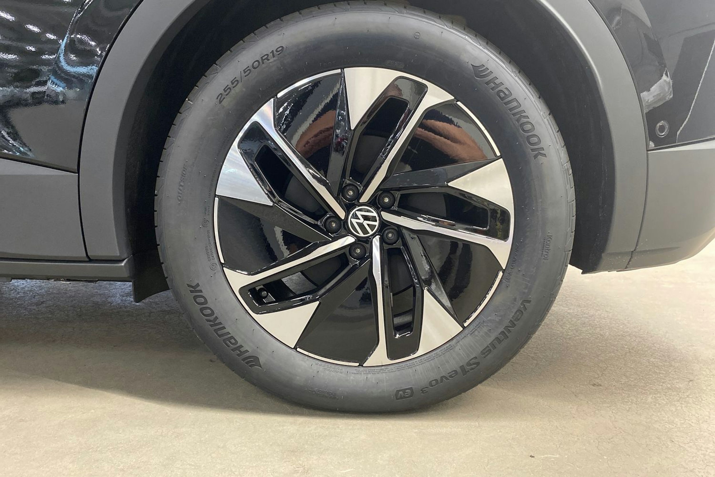 musta Volkswagen ID.4 2025 kuva 10.